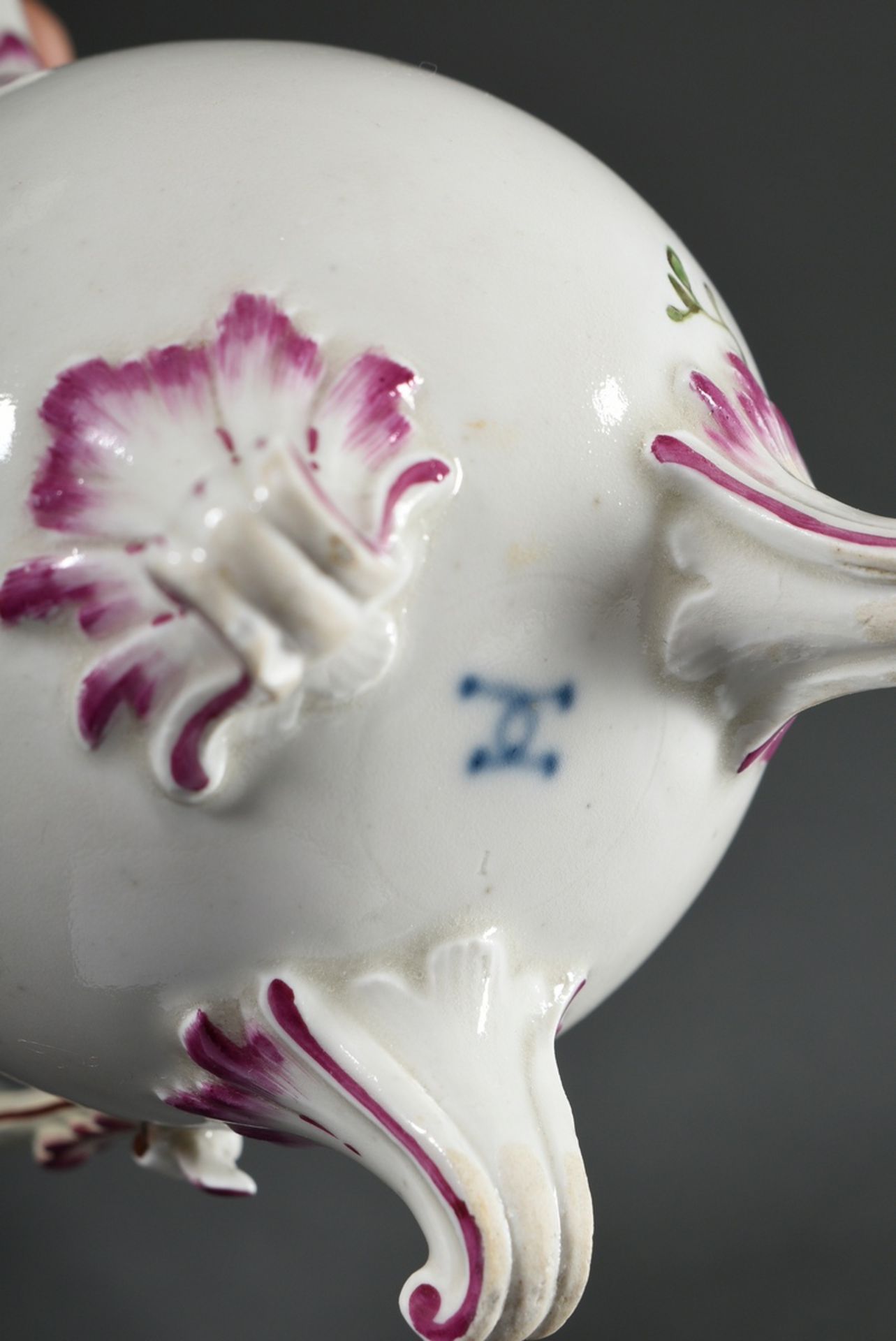 2 pieces of Ludwigsburg porcelain with polychrome floral painting and purple rim, 18th century: fou - Image 6 of 9