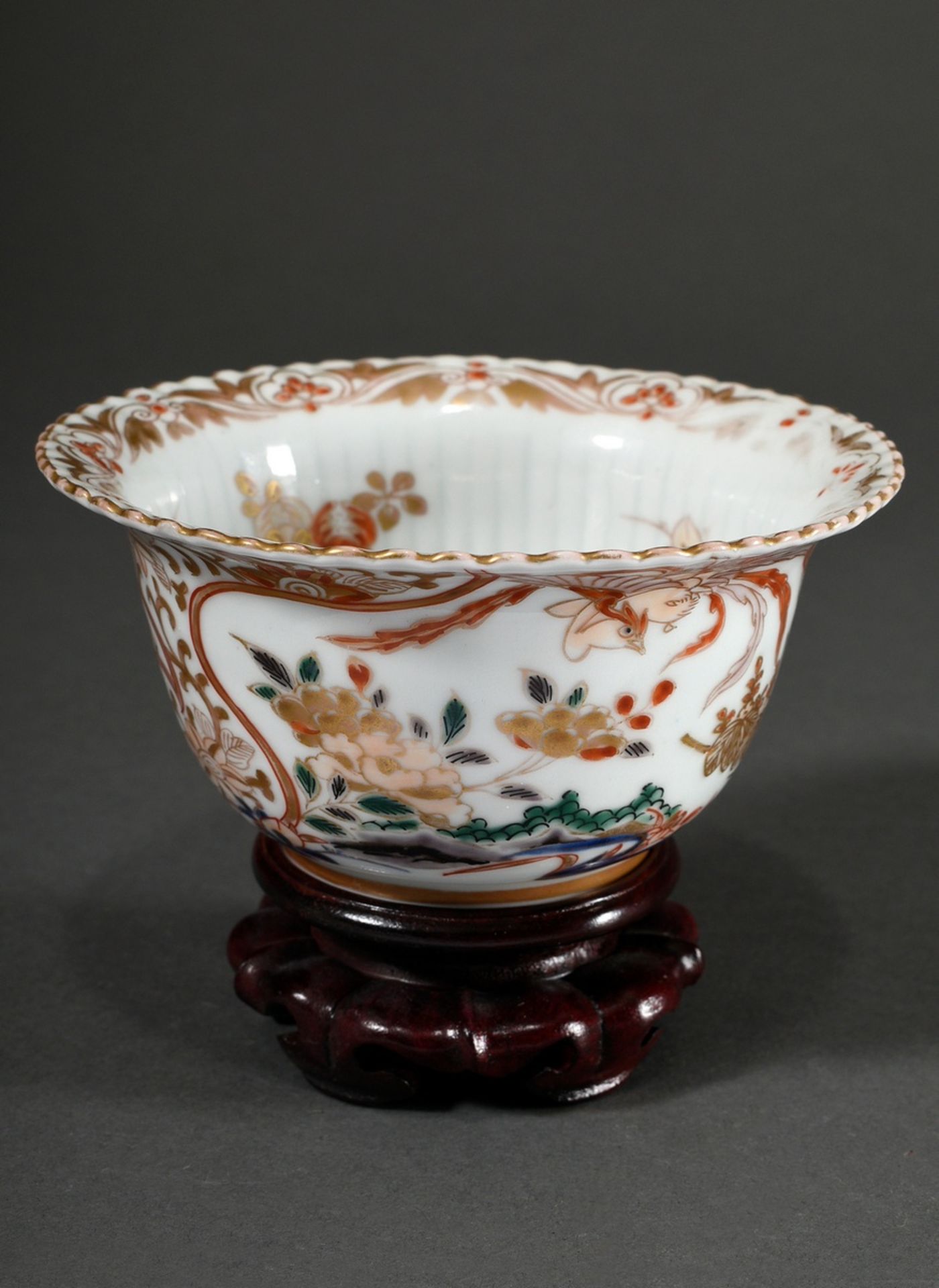 Porzellan Chrysanthemen Schale mit Imari Dekor "Phönix, Landschaft und Blumendekor" Unterglasurblau