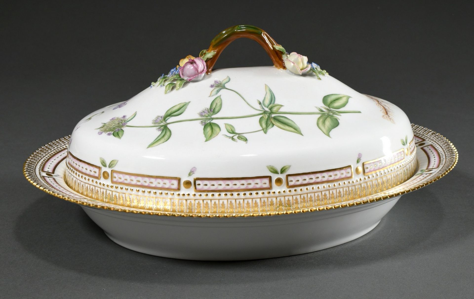 Large oval Royal Copenhagen "Flora Danica" tureen with polychrome painting, branch handles, applied - Image 2 of 7