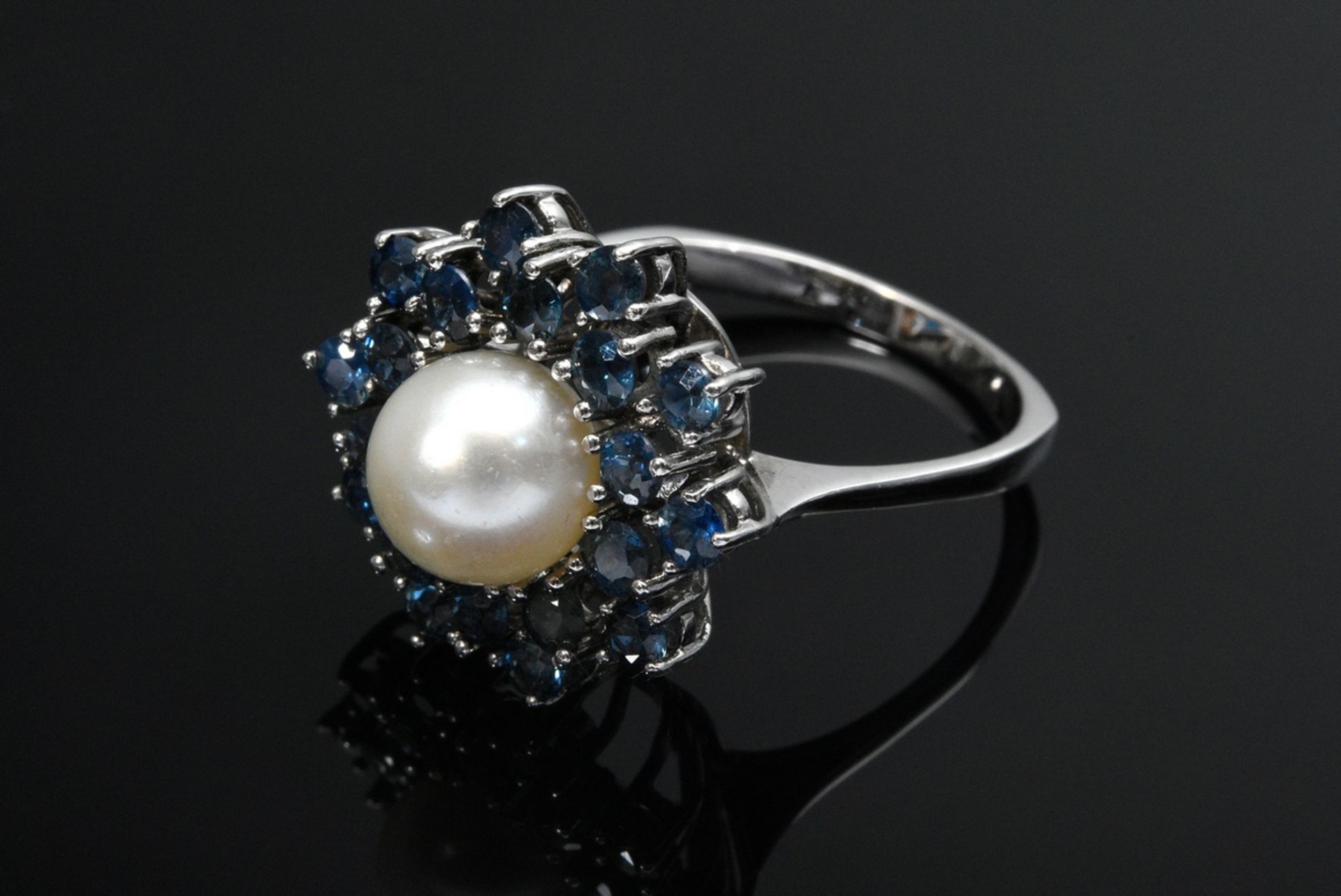 White gold 750 ring in flower shape with sapphires (ca. 1.96ct) and cultured pearl, 6,6g, size 60 - Image 2 of 4