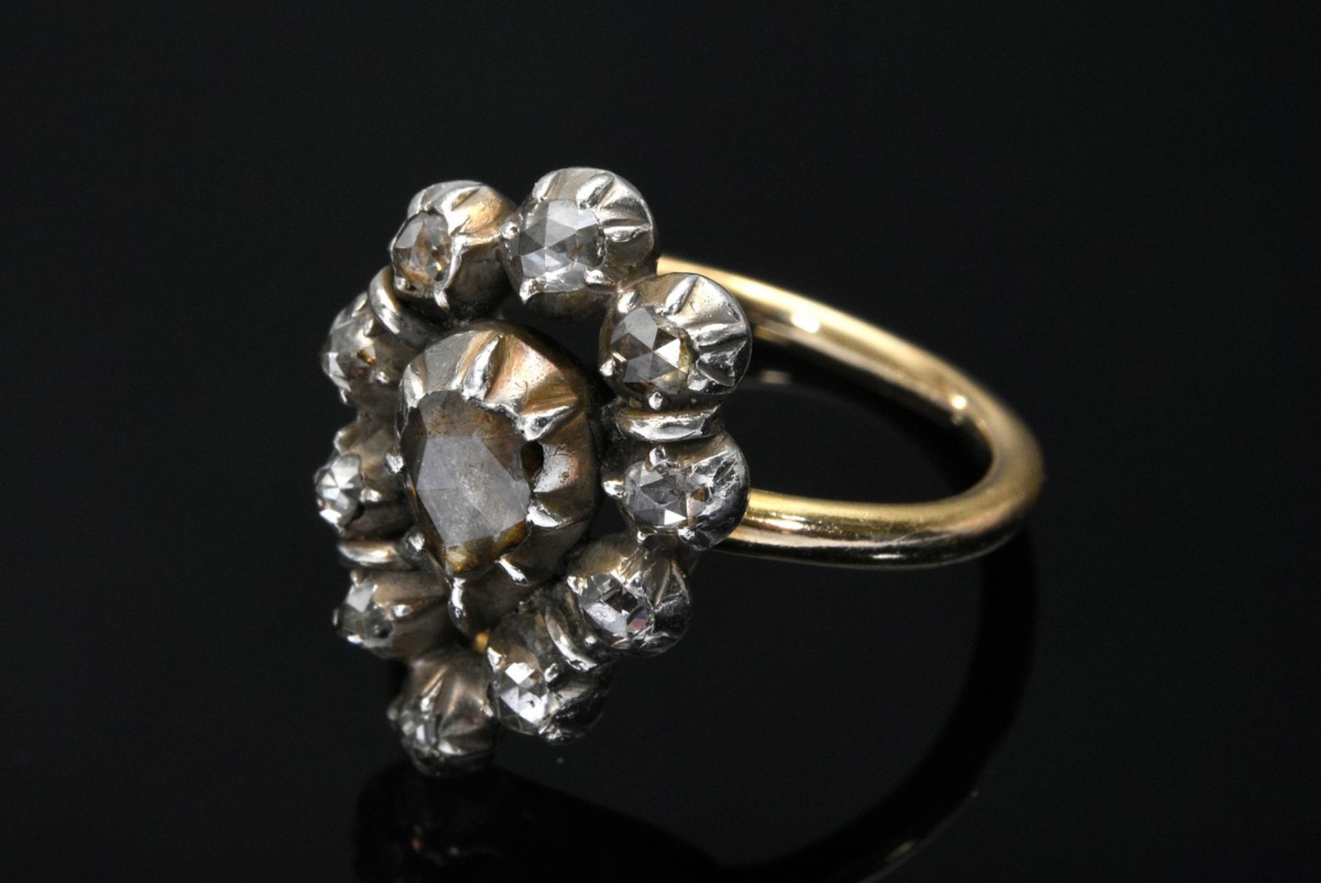 Gelbgold 750 Ring mit antikem Tropfen Silberelement und Diamantrosen (zus. ca. 0.45ct/SI-P2/CR-B),  - Bild 2 aus 4