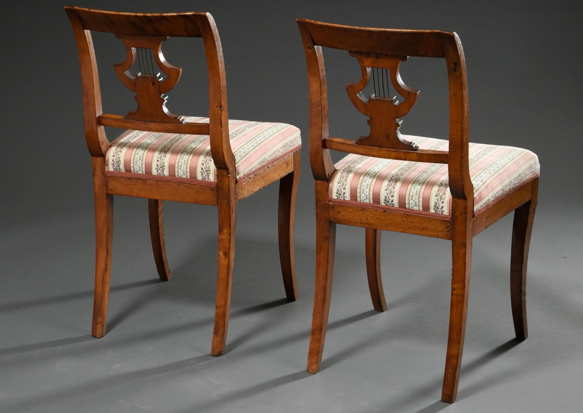 Paar Biedermeier Stühle auf Säbelbeinen mit Lyramotiv in der Lehne, Baltikum 1. Hälfte 19.Jh., Birk - Bild 2 aus 6