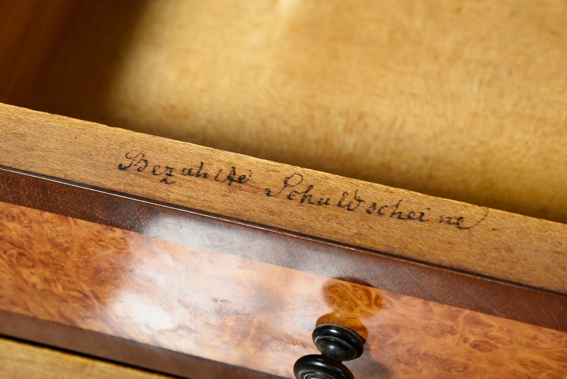 Konischer Biedermeier Schreibschrank mit Segmentbogen in der Schreibklappe, kassettierten Schüben u - Bild 8 aus 12