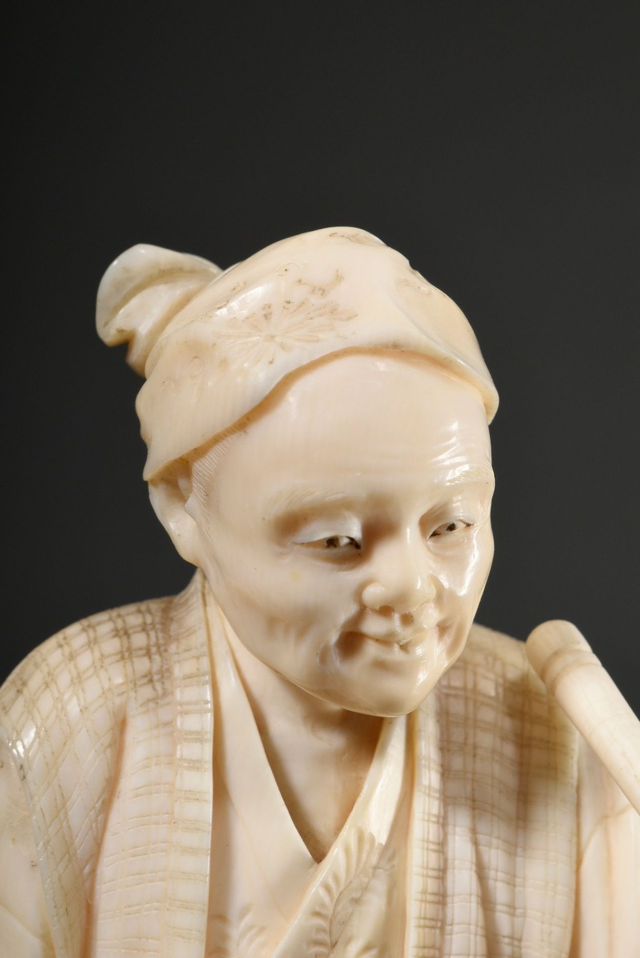 Small ivory okimono "Man with child", sign. Kyosai, Japan Meiji period, h. 15cm, defect at the head - Image 5 of 9