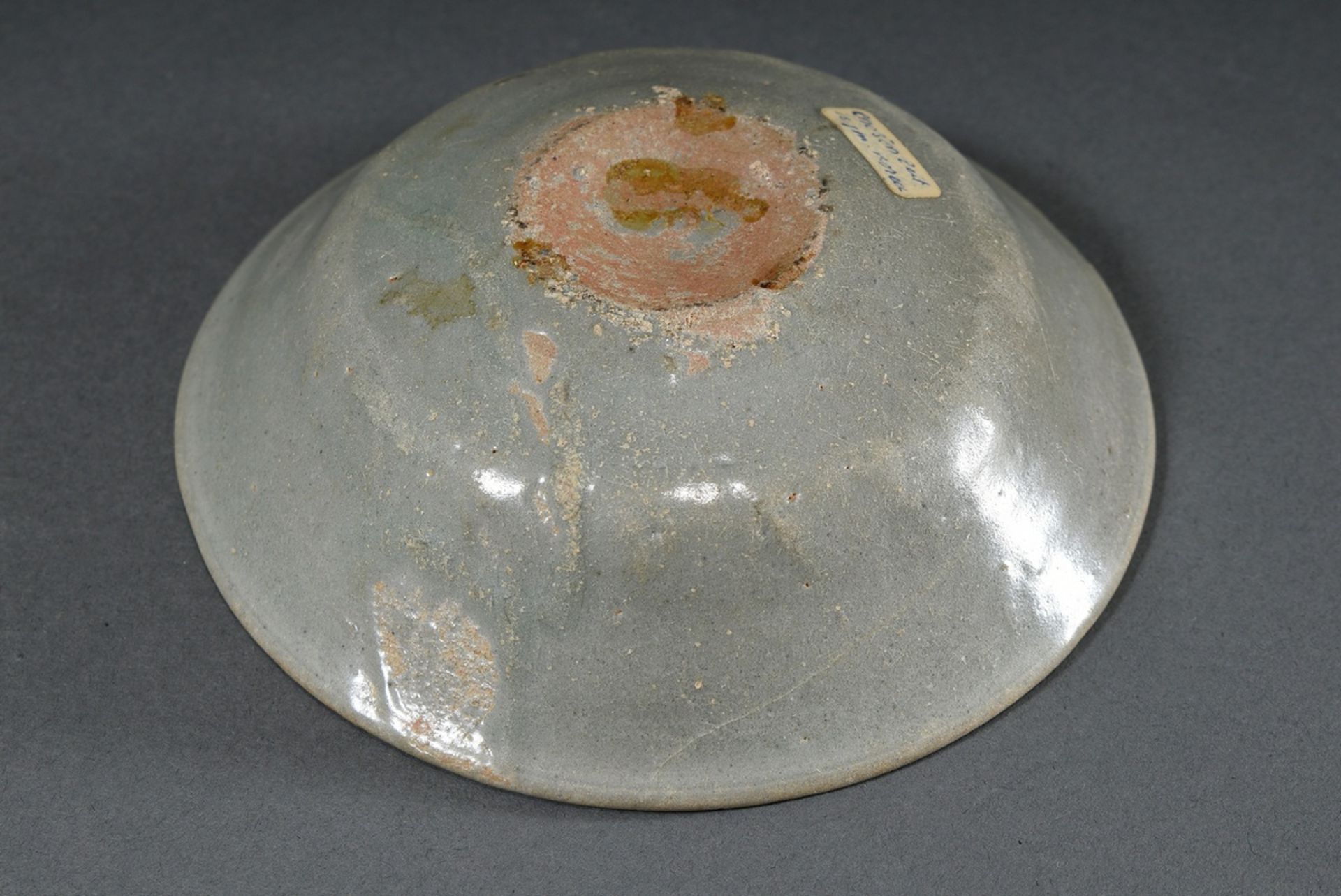 Small bowl with celadon glaze and modelled floral decoration, Korea Joseon Dynasty, h. 3.7 Ø 12.8cm - Image 3 of 4