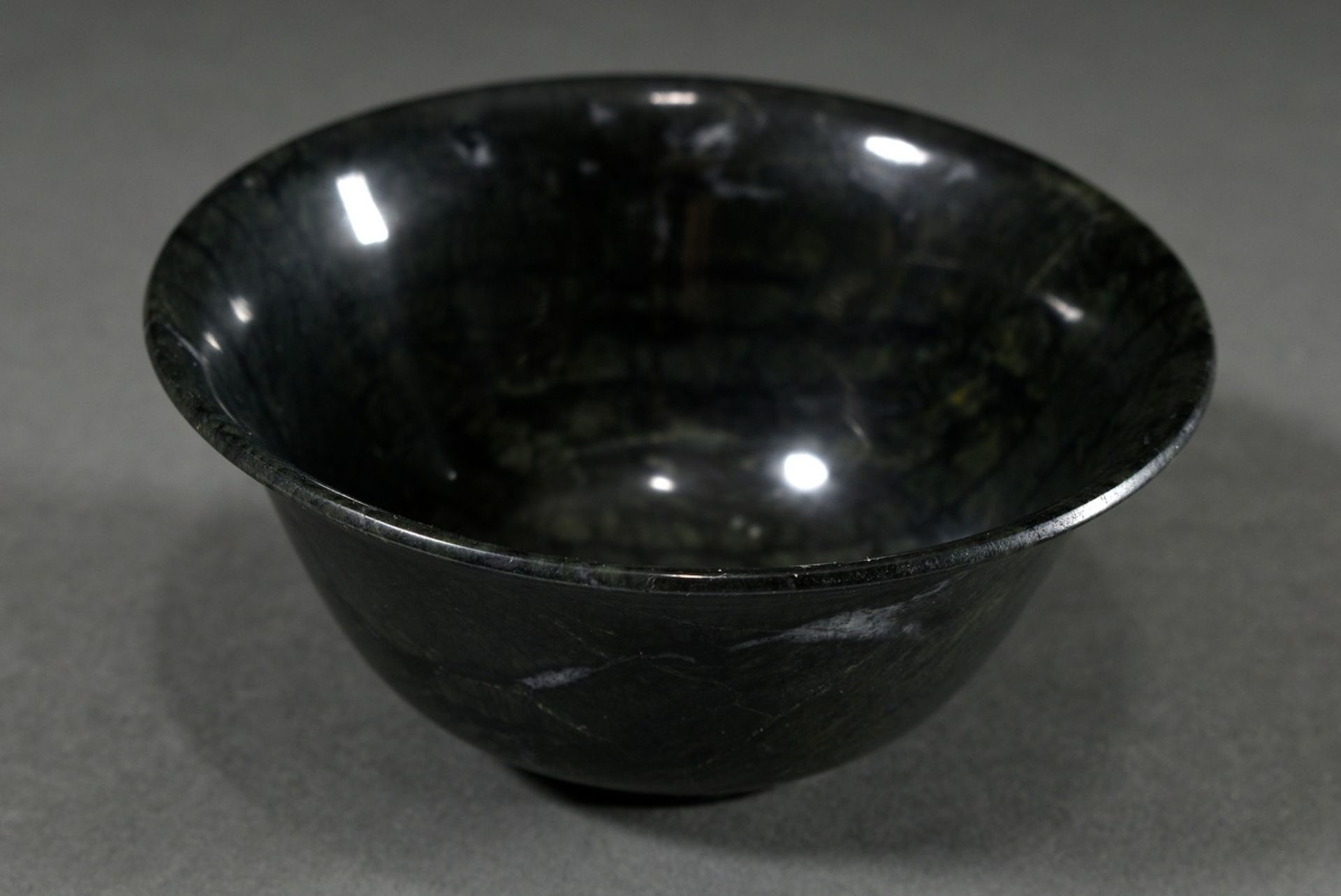 Thin-walled dark green serpentine bowl on stand, China Qing Dynasty, h. 4.6/7.5 Ø 10.2cm, hairline  - Image 2 of 5