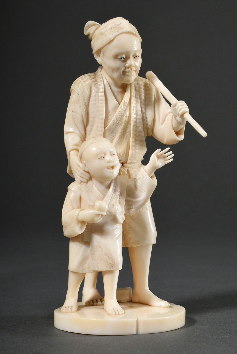 Small ivory okimono "Man with child", sign. Kyosai, Japan Meiji period, h. 15cm, defect at the head