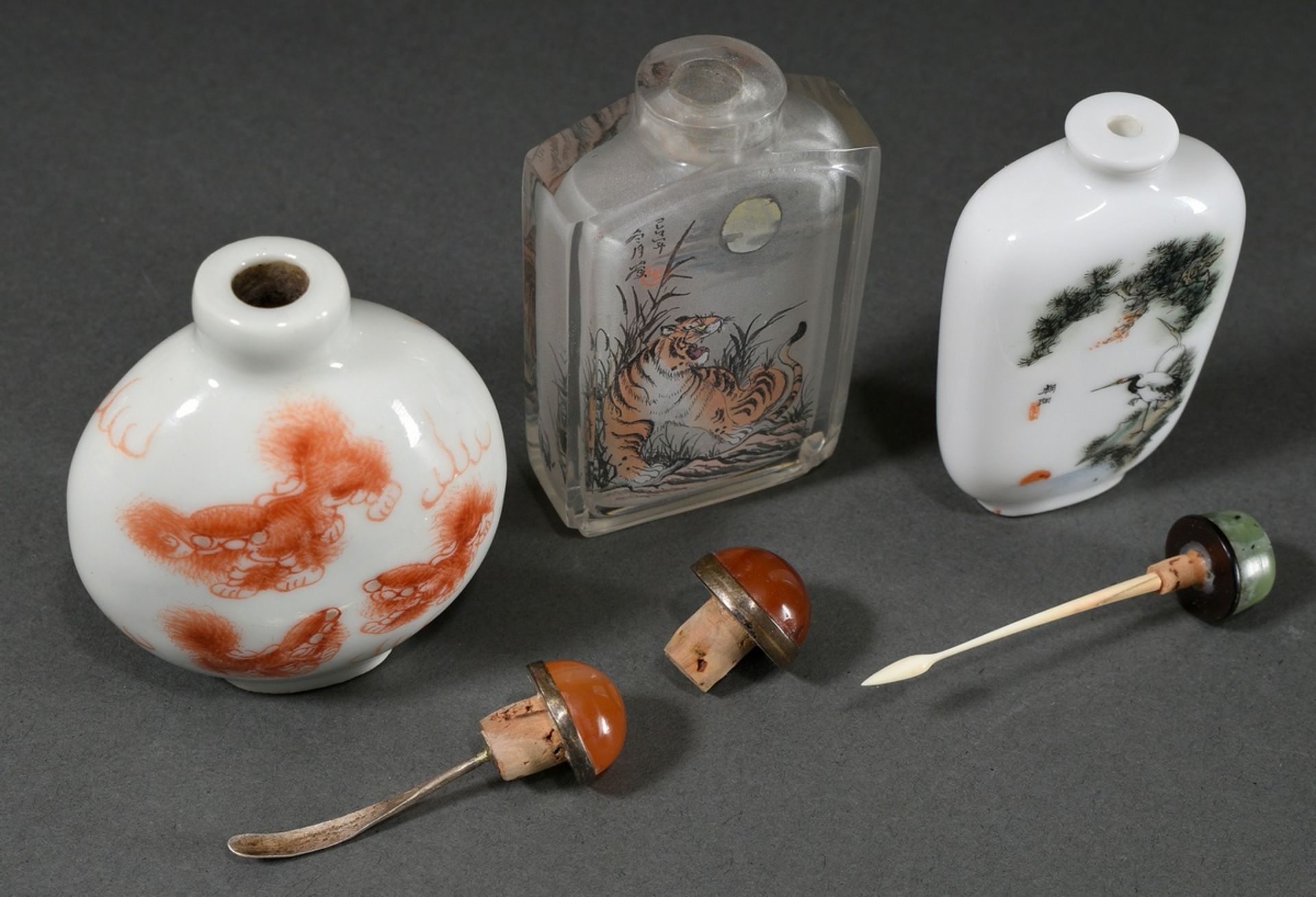 3 Various snuffbottles: Porcelain with Fo lion decoration, 4-character Qianlong mark / White opaque - Image 3 of 5
