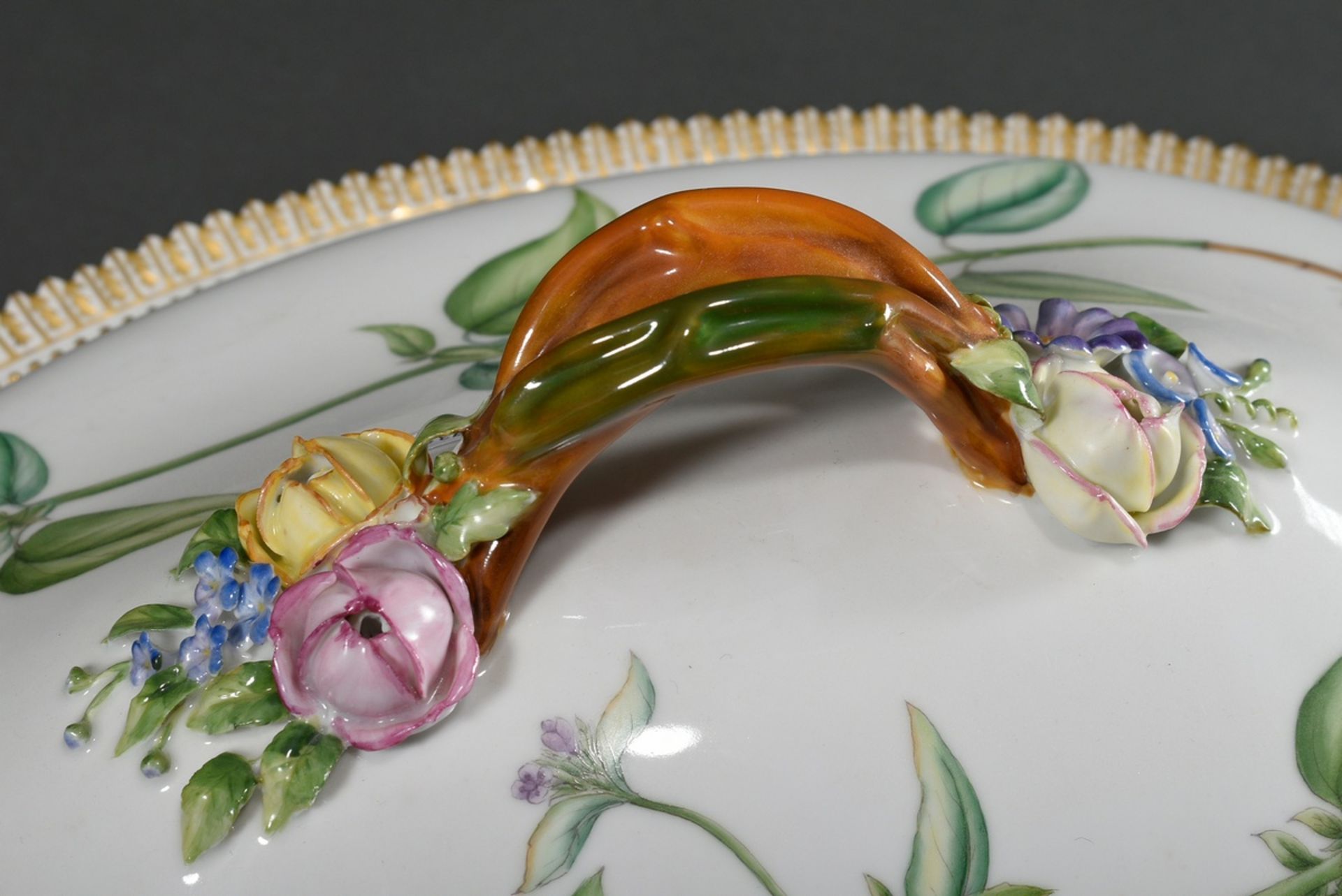 Large oval Royal Copenhagen "Flora Danica" tureen with polychrome painting, branch handles, applied - Image 3 of 7