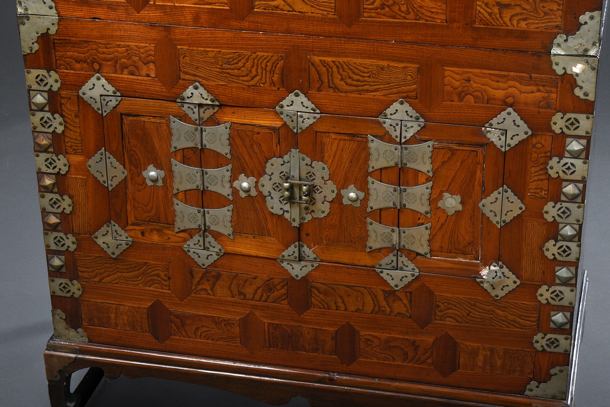 Small Korean cabinet "Icheungjang" with brass "butterfly" fittings on a coffered front with two doo - Image 4 of 9