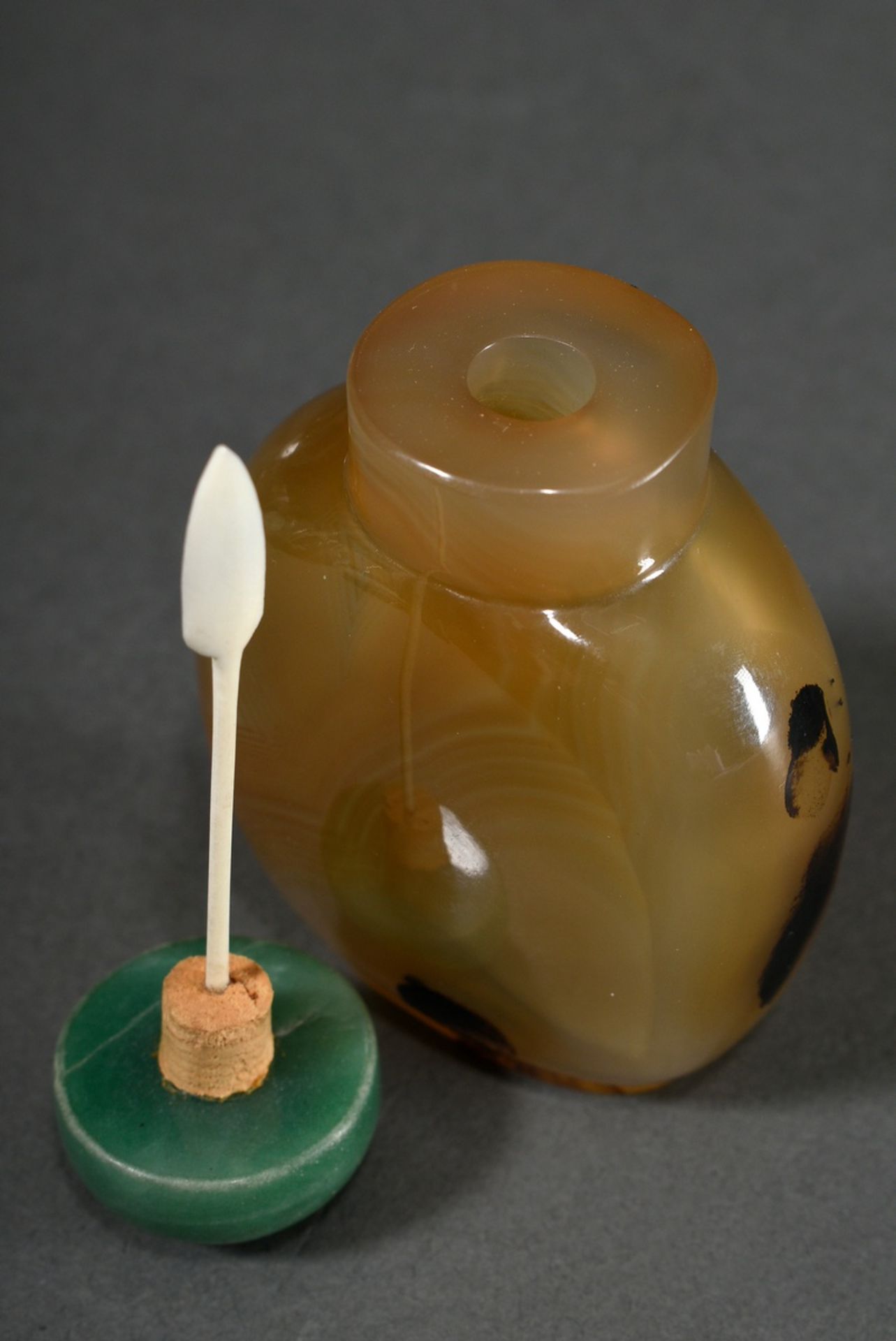 Agate snuffbottle with natural depiction "Beautiful Meiren reflected in the pond" and aventurine li - Image 3 of 4