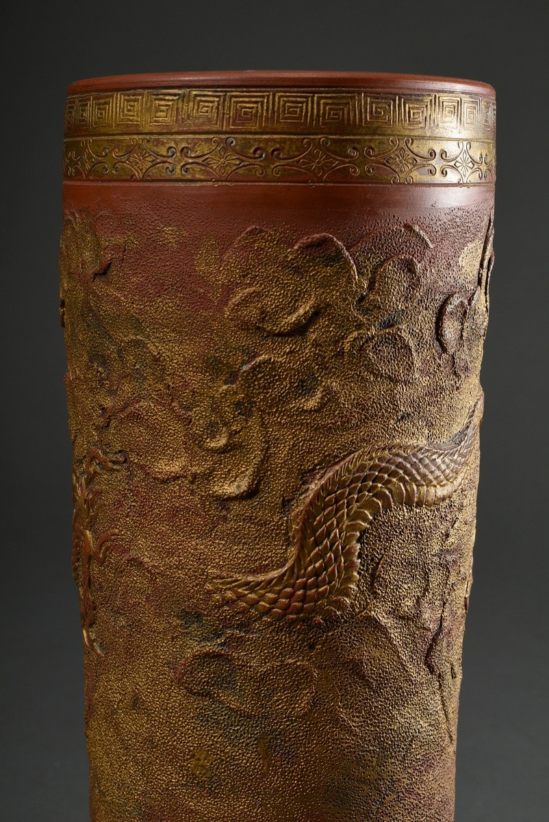 Tokoname terracotta brush cup with gilded relief "Sky Dragon", Japan Meiji period, on wooden stand, - Image 3 of 5