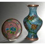 2 Diverse Teile Plique à jour Cloisonné: Vase (H. 20,5cm) und Tellerchen (Ø 12,5cm) mit floralen De