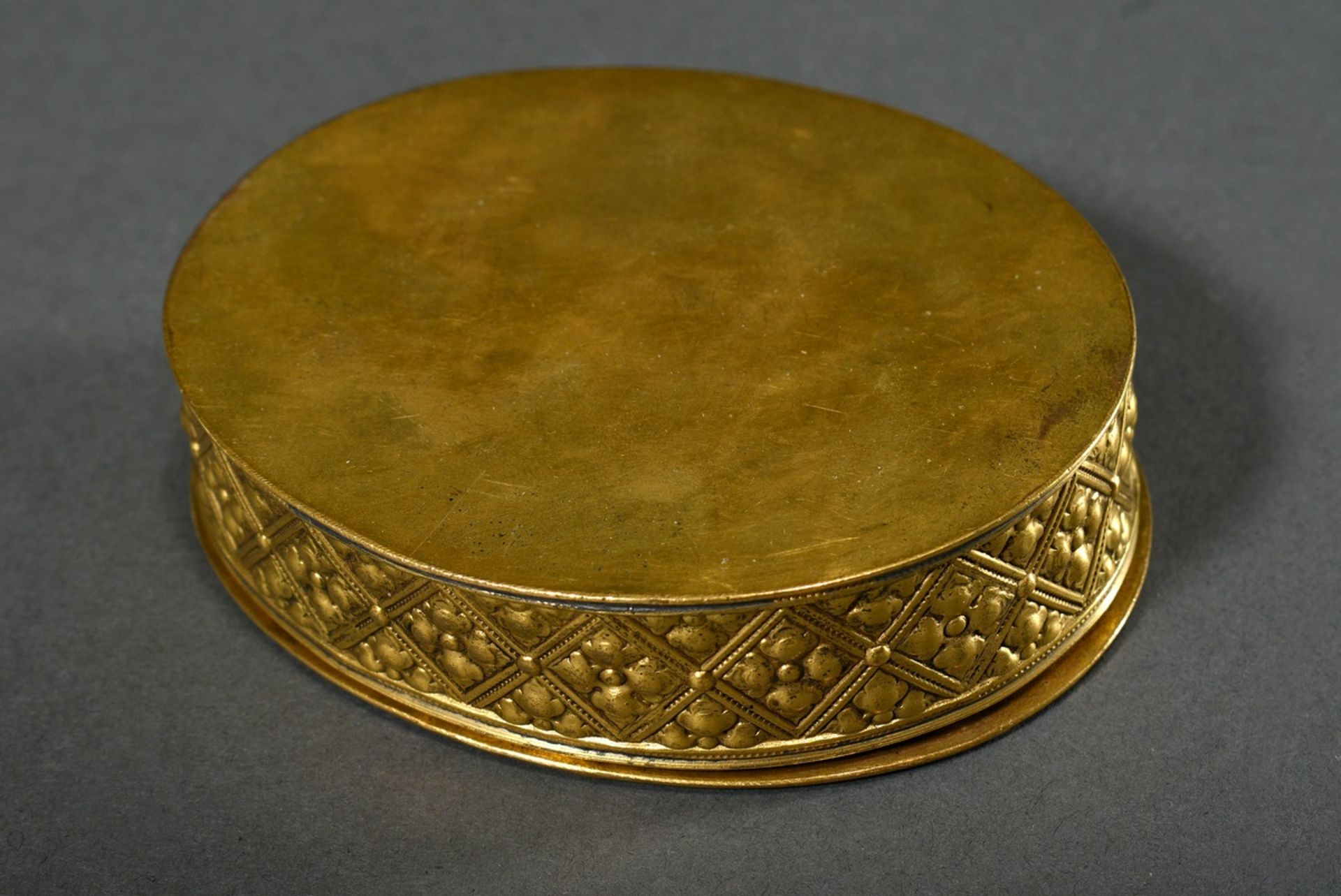 Oval erotic box with fine painted miniature in the lid "Lady of the Rococo" laterally inscribed "Is - Image 4 of 6