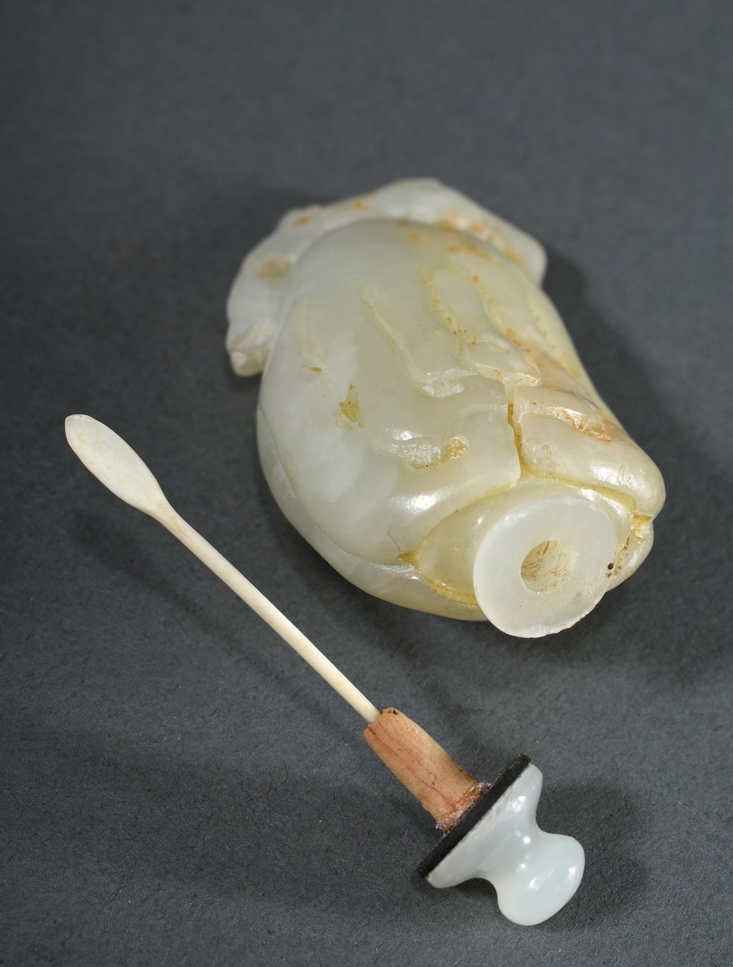 Light celadon jade snuffbottle "Buddhahand lemon", thin-walled hollowed, China Qing dynasty, on a l - Image 3 of 3