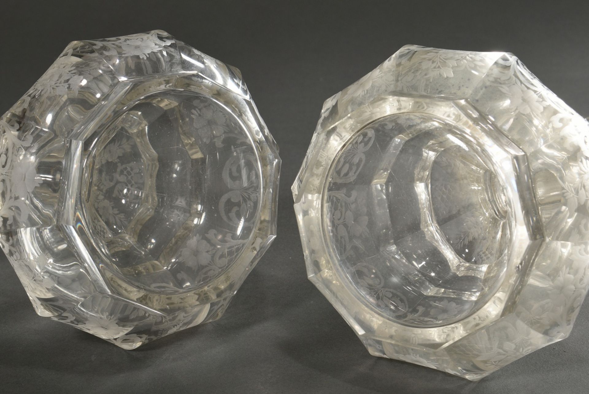 Paar opulente Kristall Karaffen in facettierter Balusterform mit floralem Ornamentschliff und Silbe - Bild 7 aus 7
