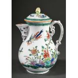 Kleine Porzellan Kanne in Meissen Form mit polychromem Kakiemon Dekor "Phönix zwischen Blumen und F