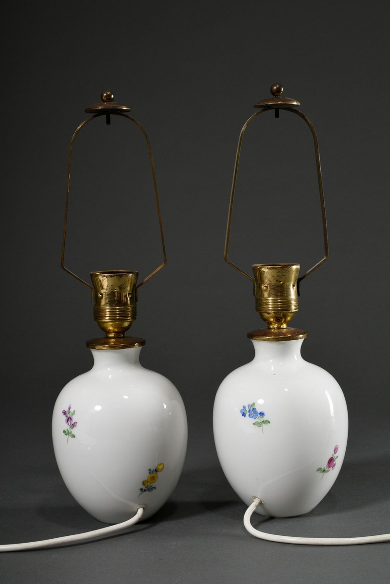 Paar Meissen Vasen "Deutsche Blume" als Tischlampen montiert, 20.Jh., H. 37cm, 2 Schleifstr., Schir - Bild 2 aus 5