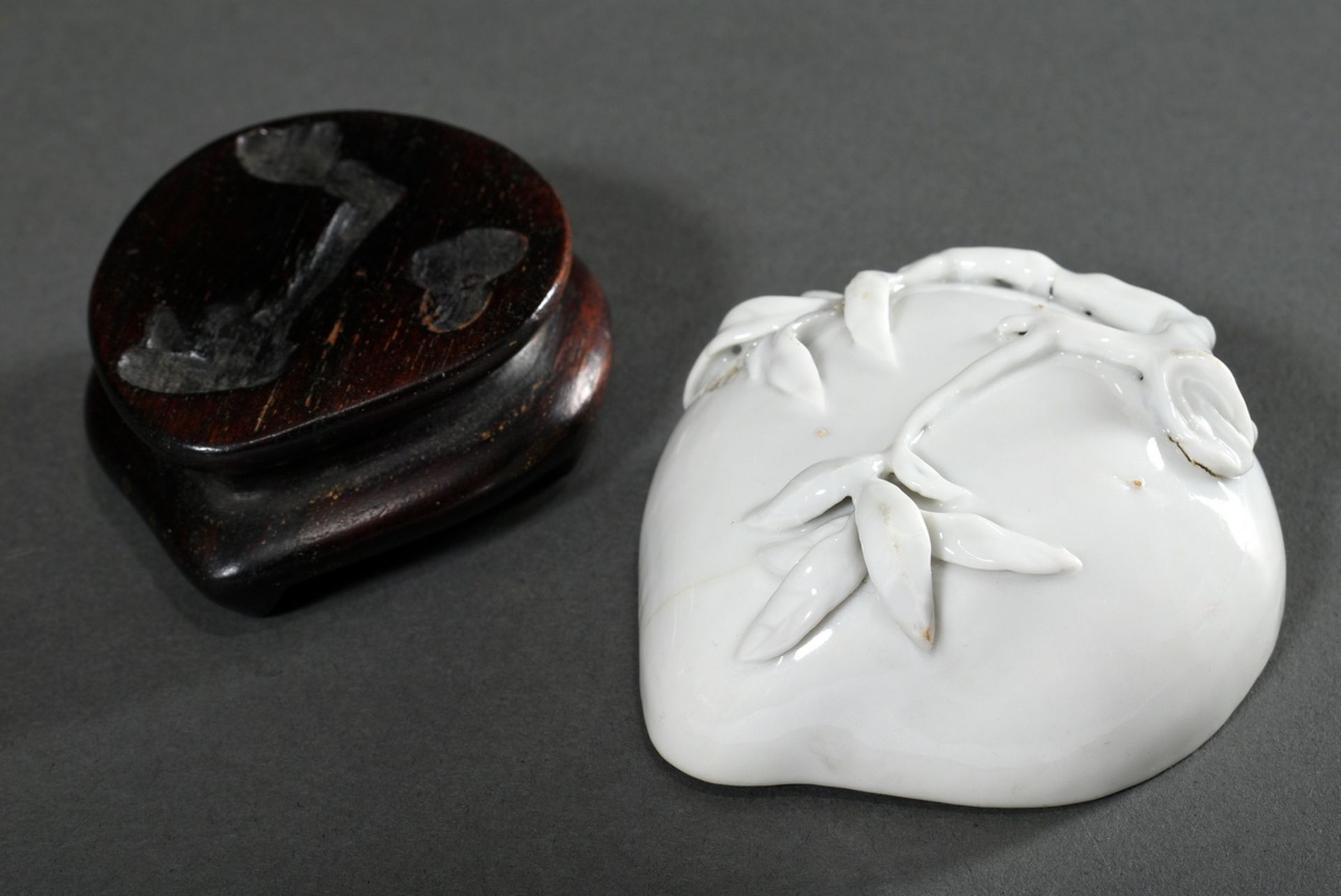 Small Blanc de Chine bowl in peach form on a matching Blackwood base, 18th century, h. 3/6cm, fine  - Image 3 of 4