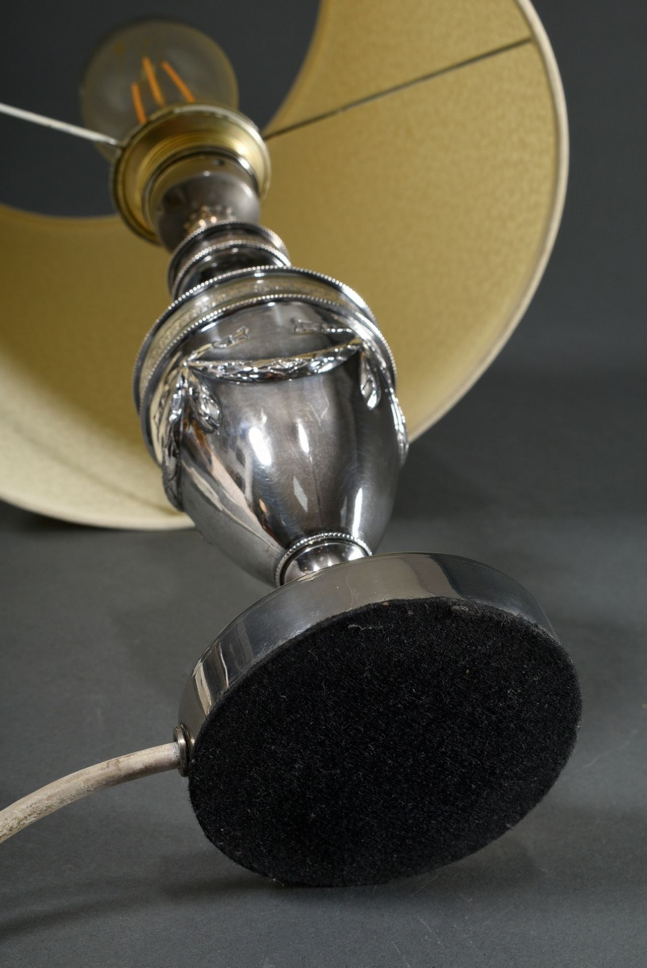Tischlampe mit Vasenfuß im Louis XVI Stil, Herstellerpunze undeutlich, um 1900, Silber 800 (gefüllt - Bild 4 aus 4