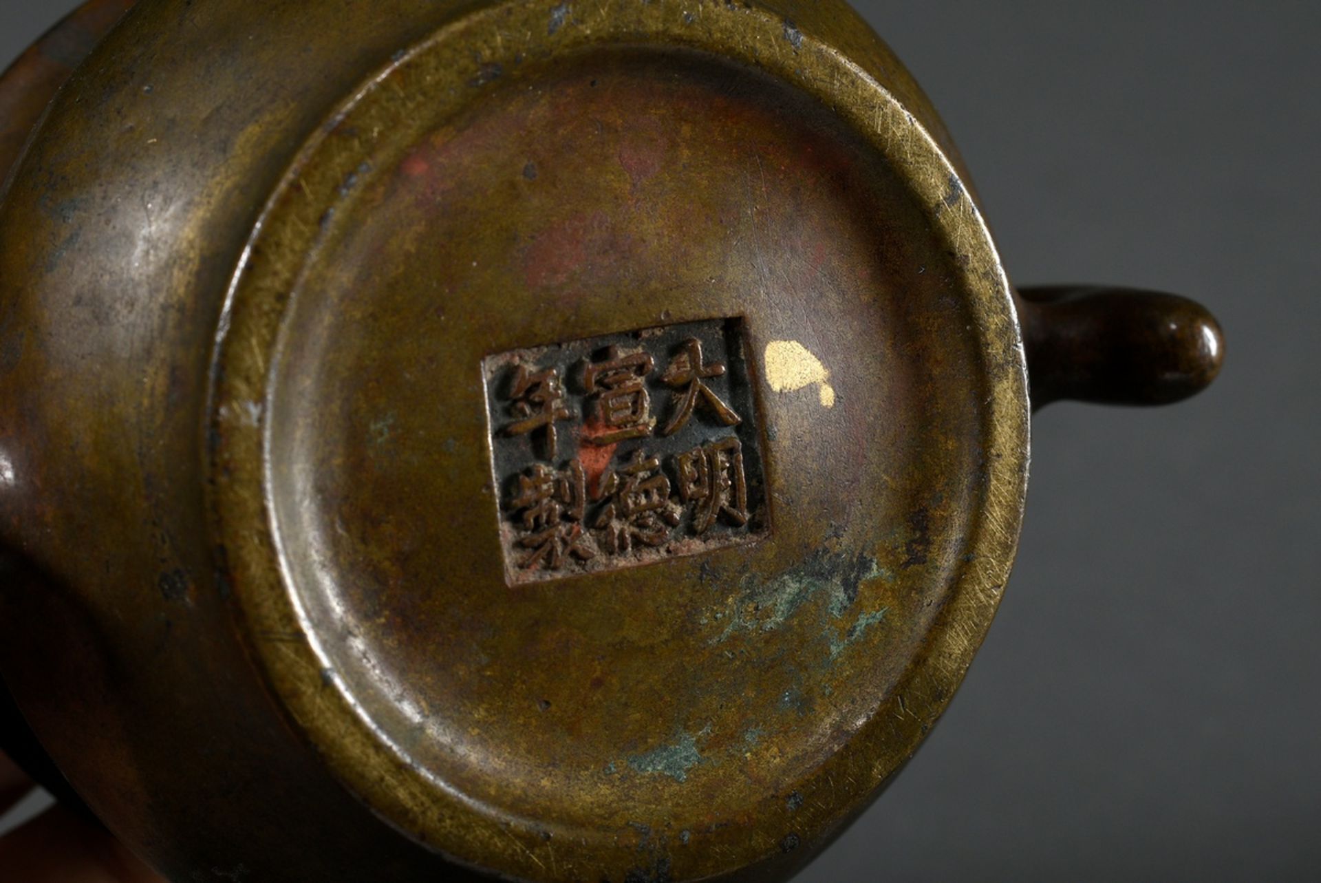 Bronze incense burner type Yilu with Helebarden handles, small gold splash remains, 6-character Xua - Image 3 of 4