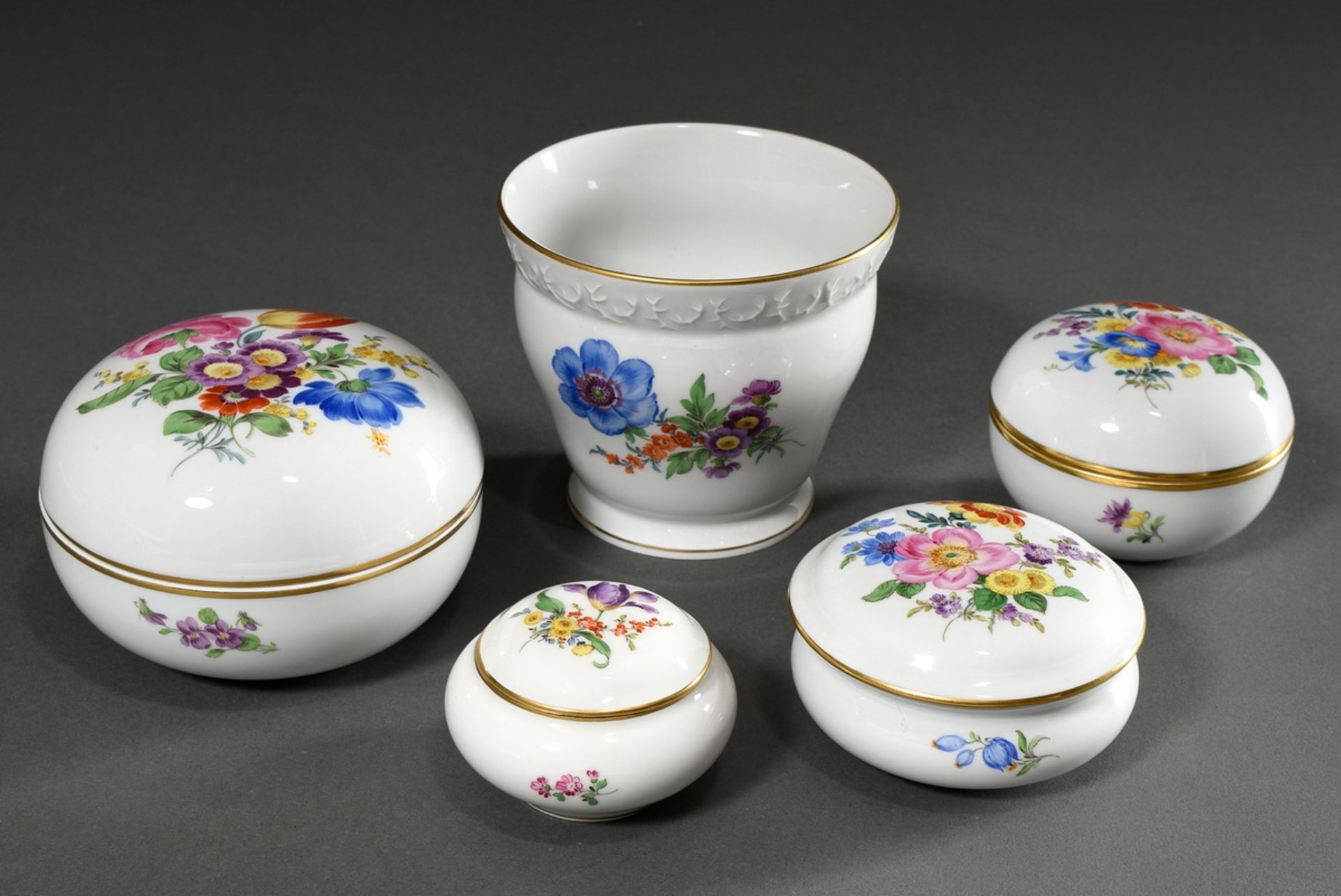 5 Diverse Teile Meissen mit polychromer Blumenmalerei, 20.Jh.: 4 Deckeldosen (H. 4,5-8cm) und 1 Übe - Bild 2 aus 7