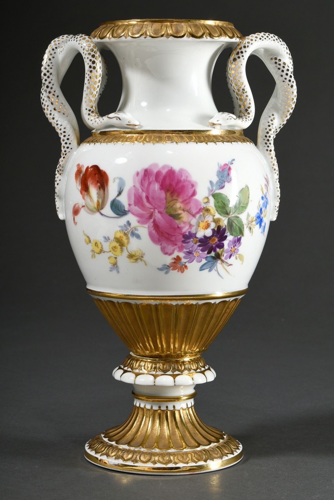 Meissen Schlangenhenkelvase mit polychromer Malerei "Blumenbouquet" und Goldstaffage, Entw: Ernst A - Bild 2 aus 5