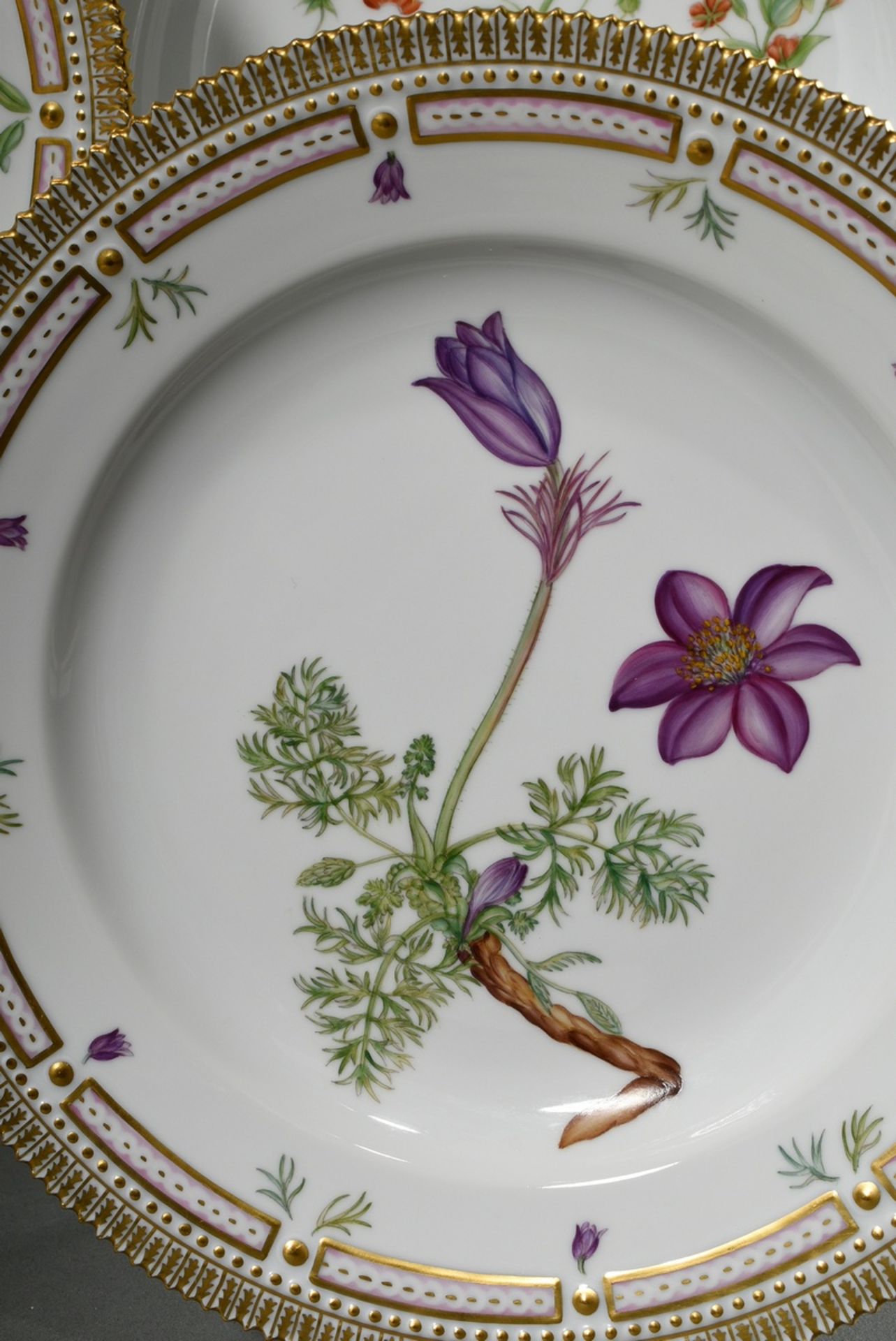 6 Royal Copenhagen "Flora Danica" dinner plates with polychrome painting in the mirror and gold dec - Image 6 of 15