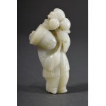 Feine Seladon Jade Figur "Junge mit Pfirsichen", China wohl Qing Dynastie, verso Klebeettikett "Sam