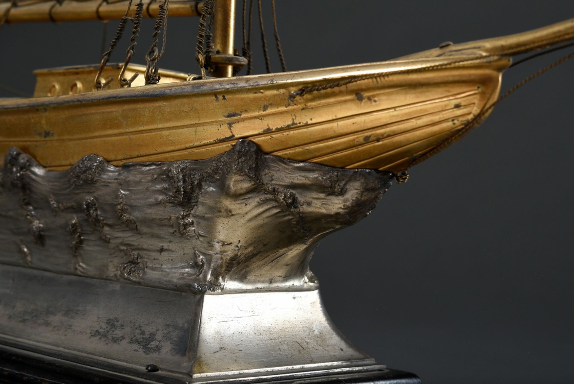 Model ship sailing price "Yacht", wood/metal, galvanised, on metal stand with sculptural waves and  - Image 9 of 9