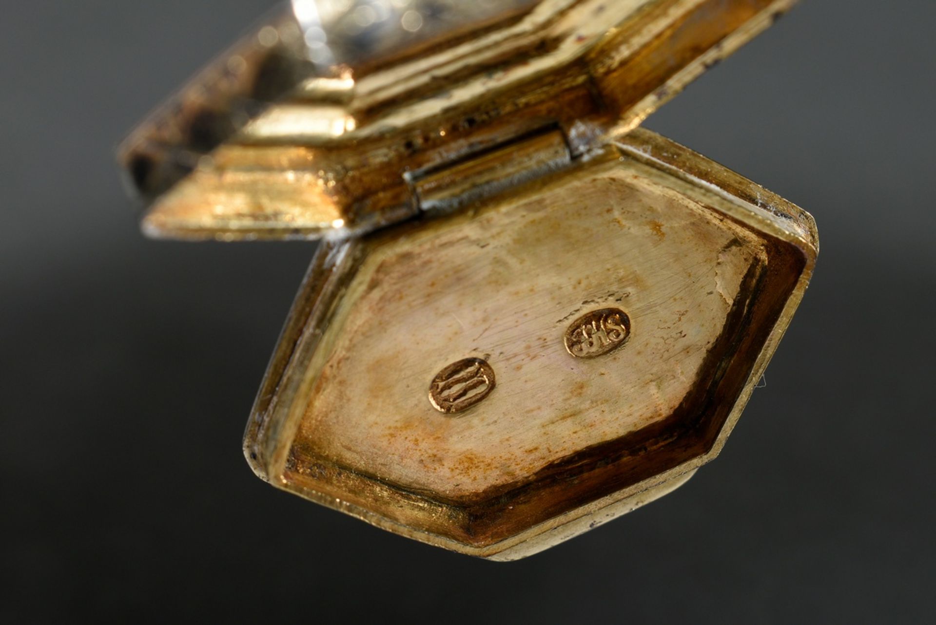 Danish smelling-box "Hovedvandsæg" in vase form with side handles, foiled glass medallions and red  - Image 7 of 7