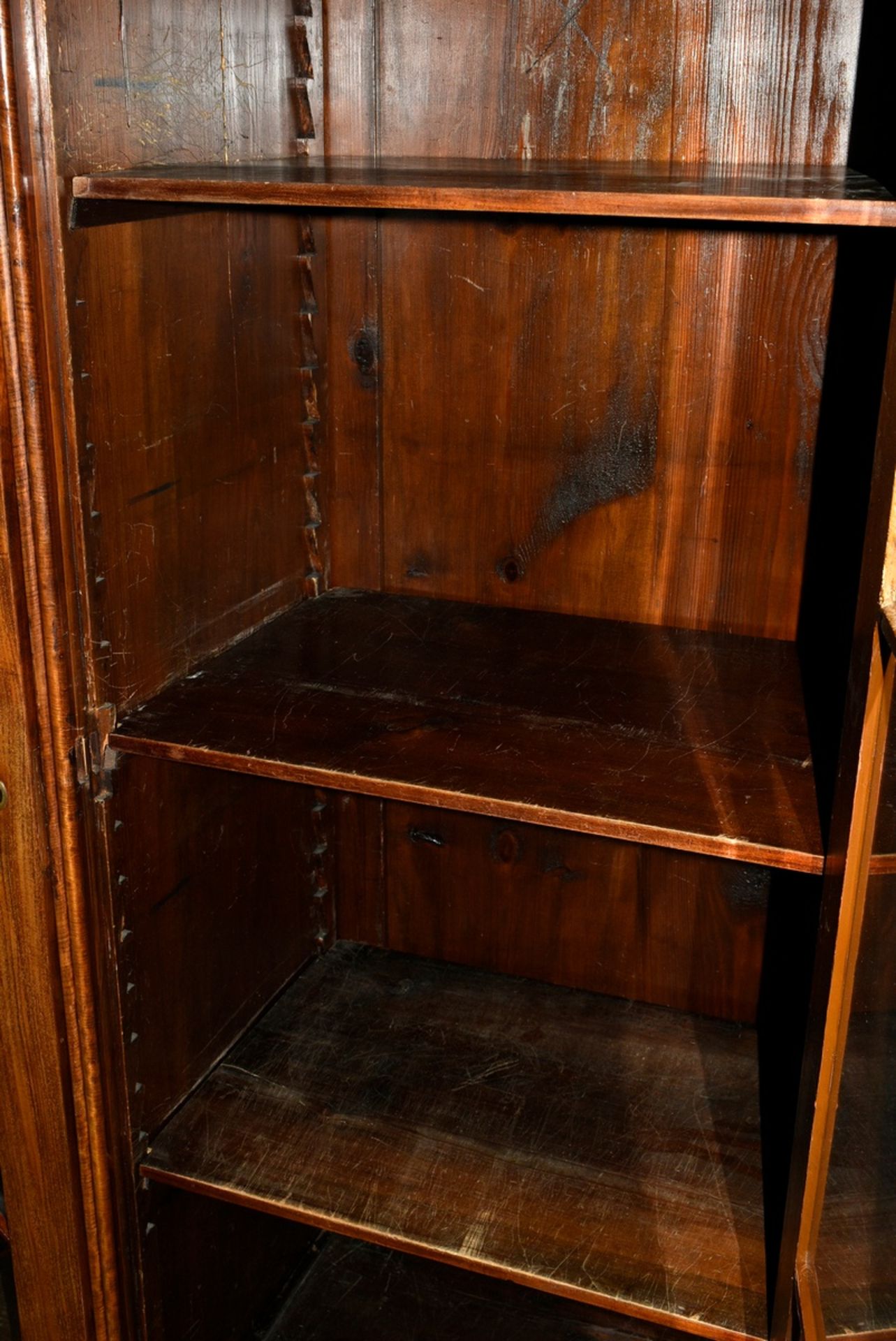 Biedermeier Bücherschrank mit gotisierenden Bögen im Kranz und Rauten-Verstrebungen auf den verglas - Bild 10 aus 16