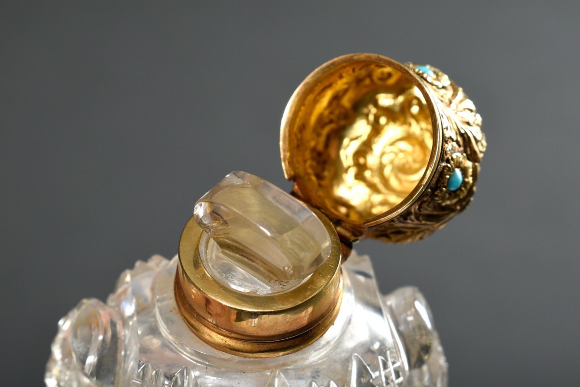 Opulent crystal flacon with floral relief yellow gold 585 lid, turquoise cabochons and rich stone c - Image 5 of 7
