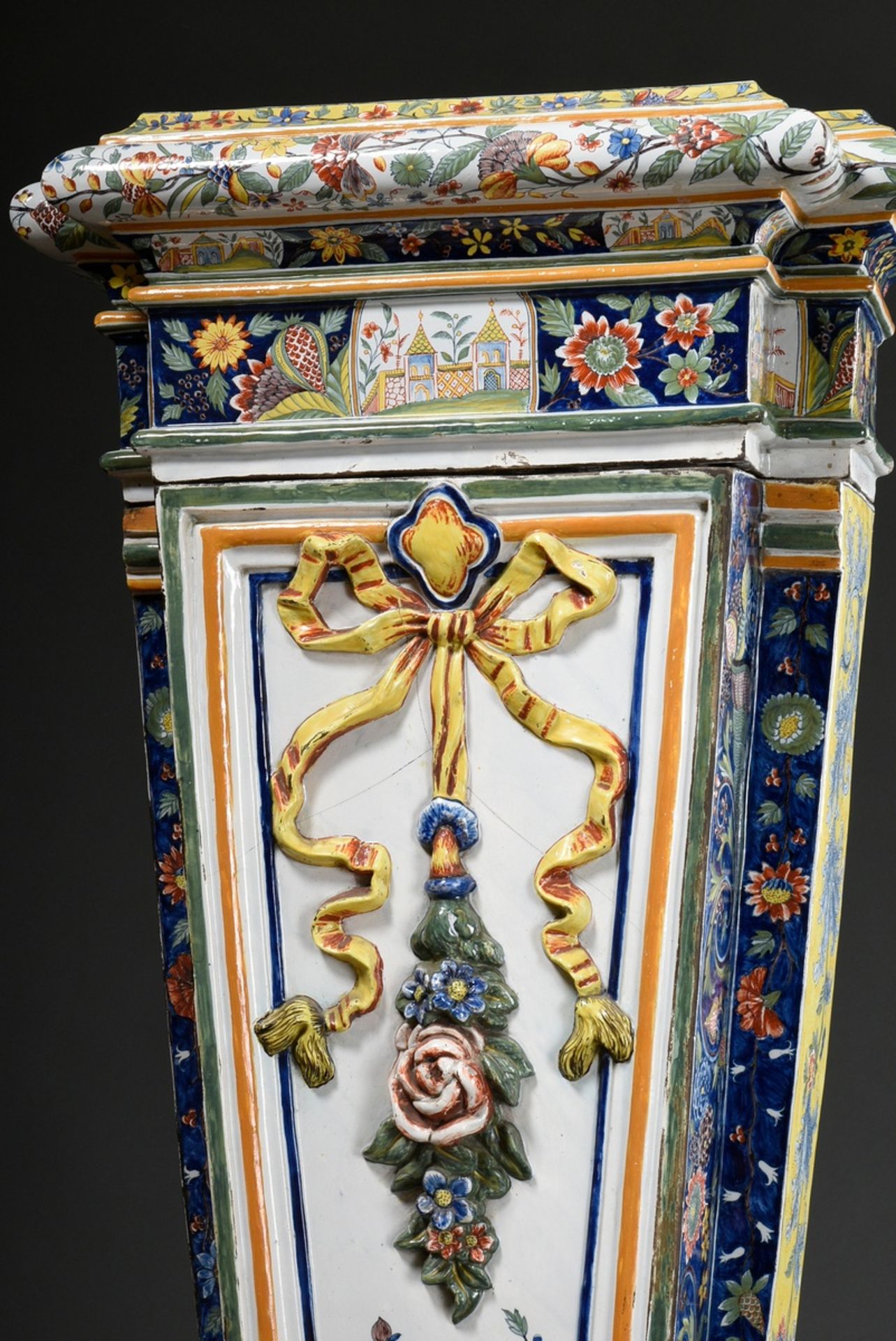 Französische Fayence Pilastersäule mit floraler Malerei, Landschaftskartuschen in Polychrom und pla - Bild 3 aus 9