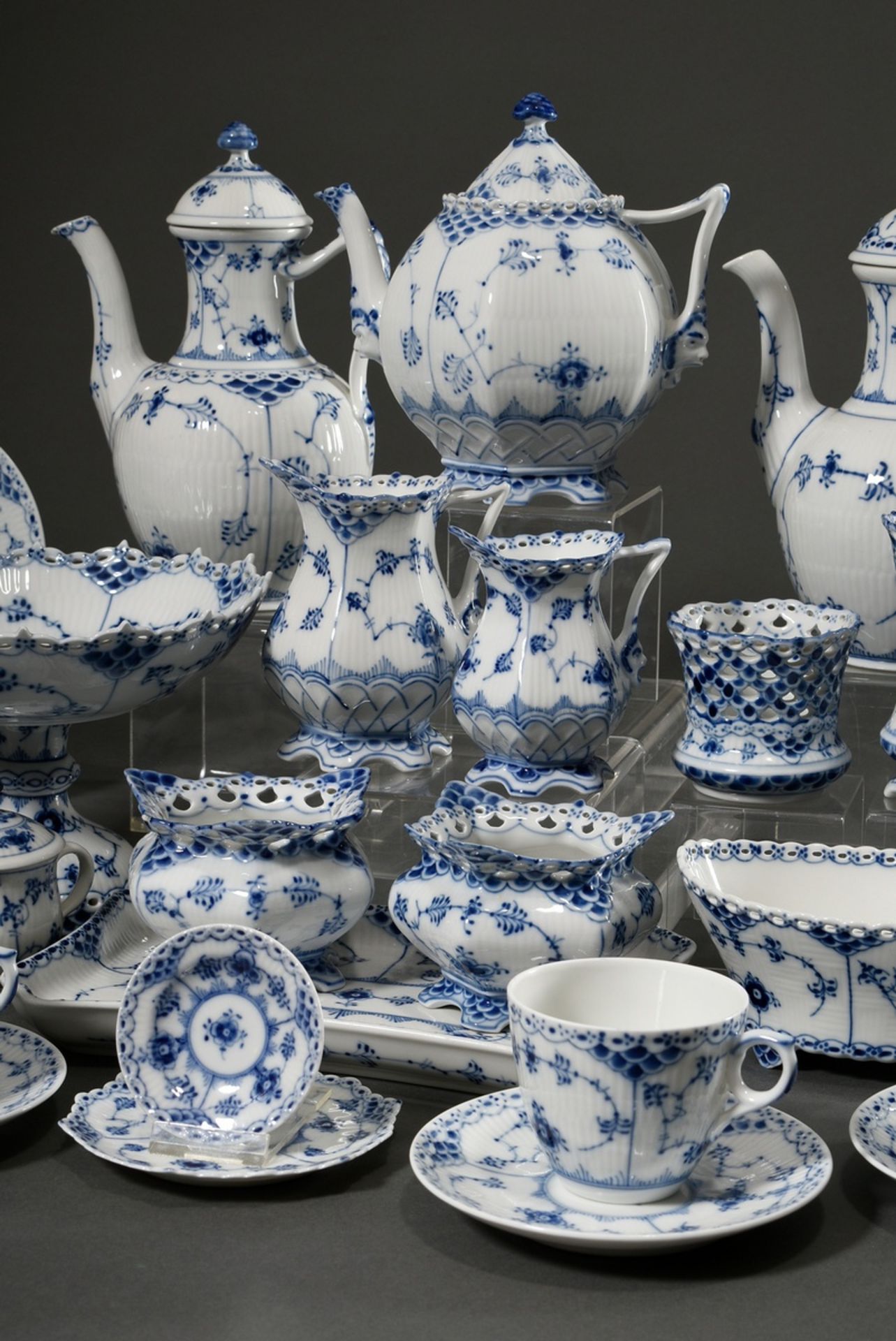 46 piece Royal Copenhagen coffee and tea service "Musselmalet full and half lace", 20th c., consist - Image 3 of 8