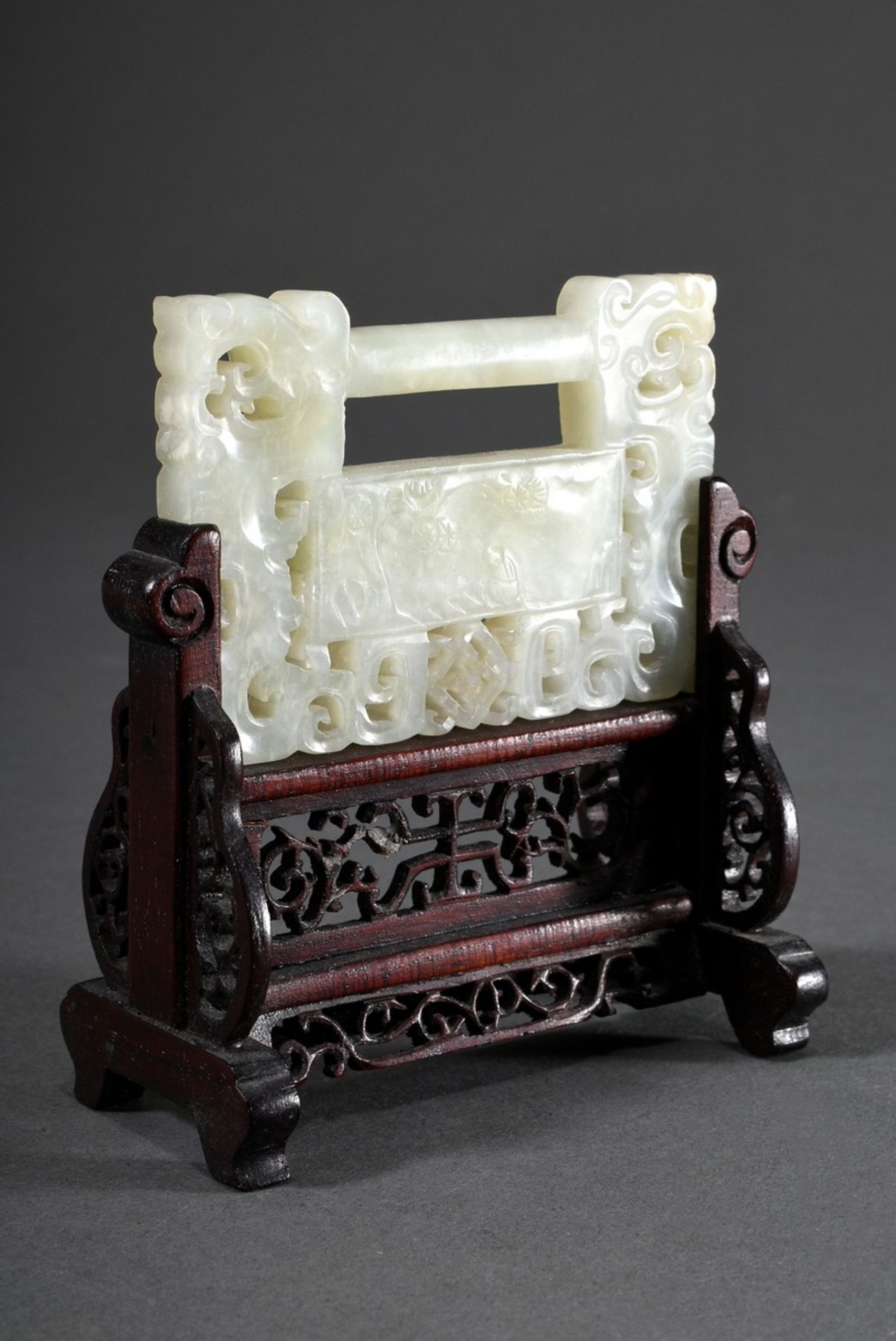 Miniature folding screen, light jade plaque in the shape of a box-lock, with dragon ornaments and c