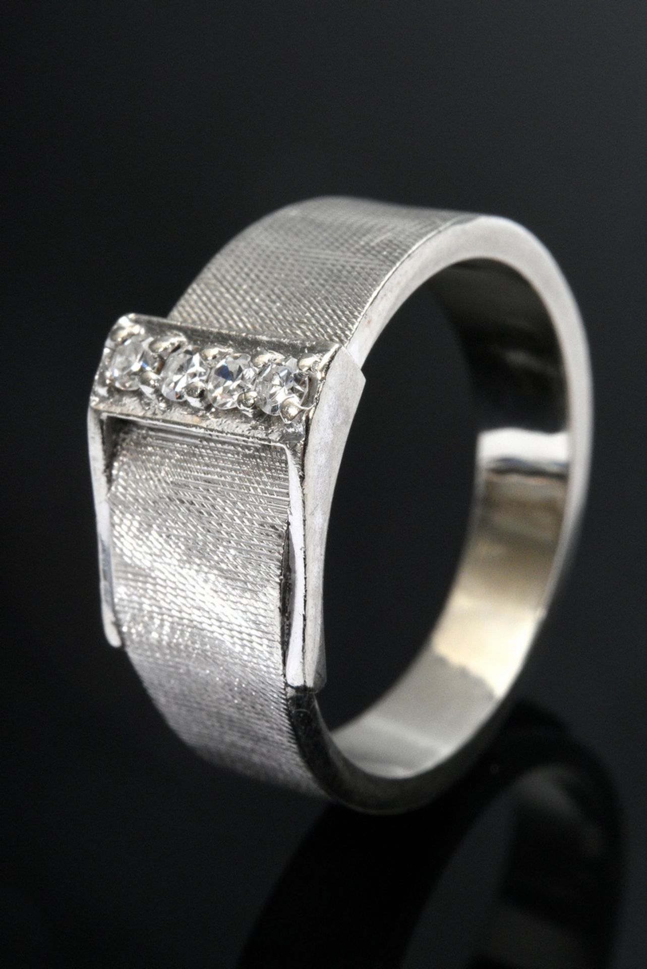 Weißgold 585 Ring mit 4 Achtkantdiamanten (zus. ca. 0.12ct/SI/TCR) in stilisierter Gürtelform, 5,9g