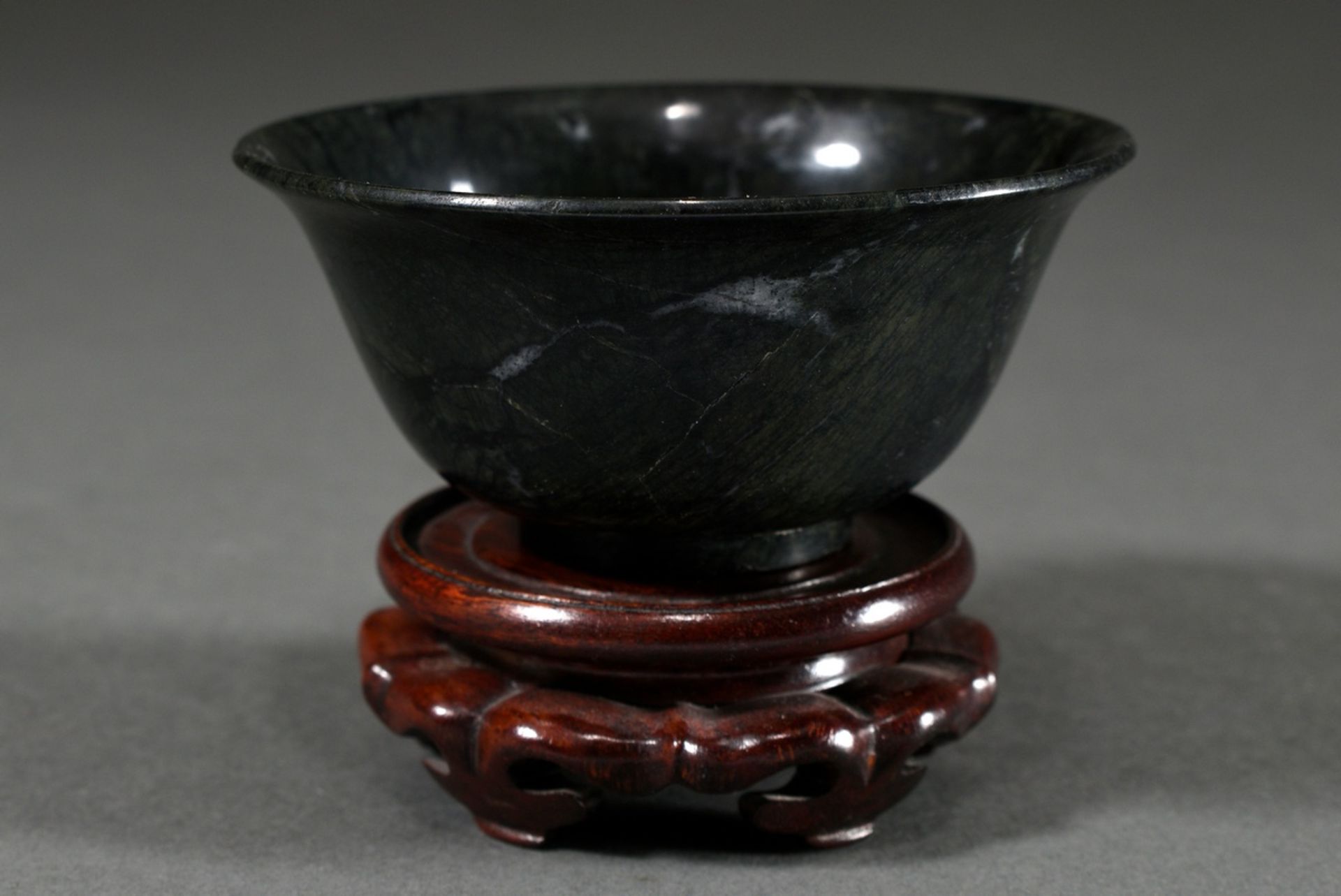 Thin-walled dark green serpentine bowl on stand, China Qing Dynasty, h. 4.6/7.5 Ø 10.2cm, hairline 