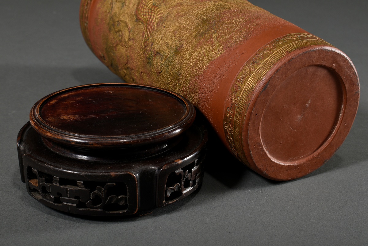 Tokoname terracotta brush cup with gilded relief "Sky Dragon", Japan Meiji period, on wooden stand, - Image 4 of 5