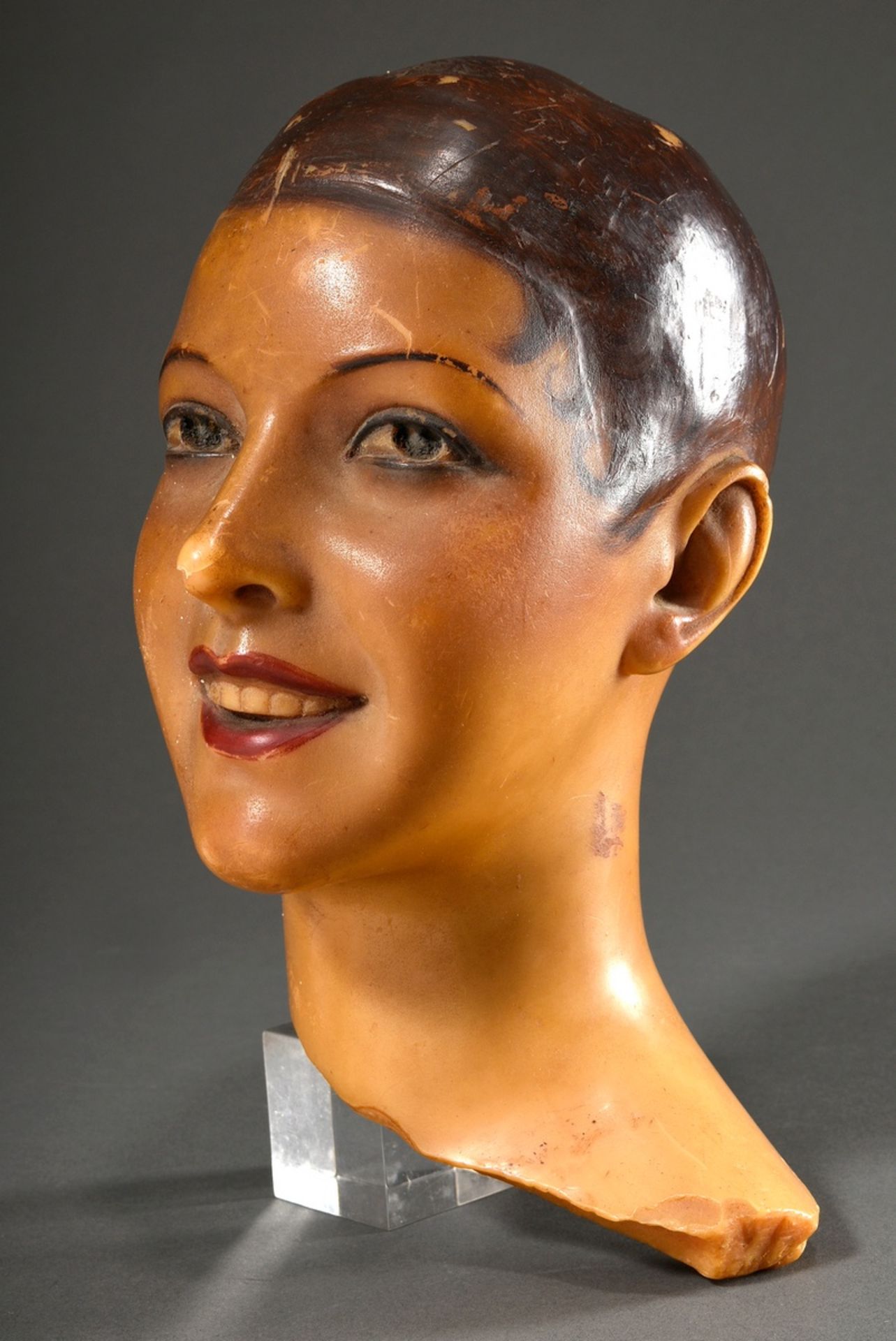 Wachs Mannequin Kopf in naturalistischer Ausformung mit polychromer Staffage, 1920er Jahre, H. 31cm