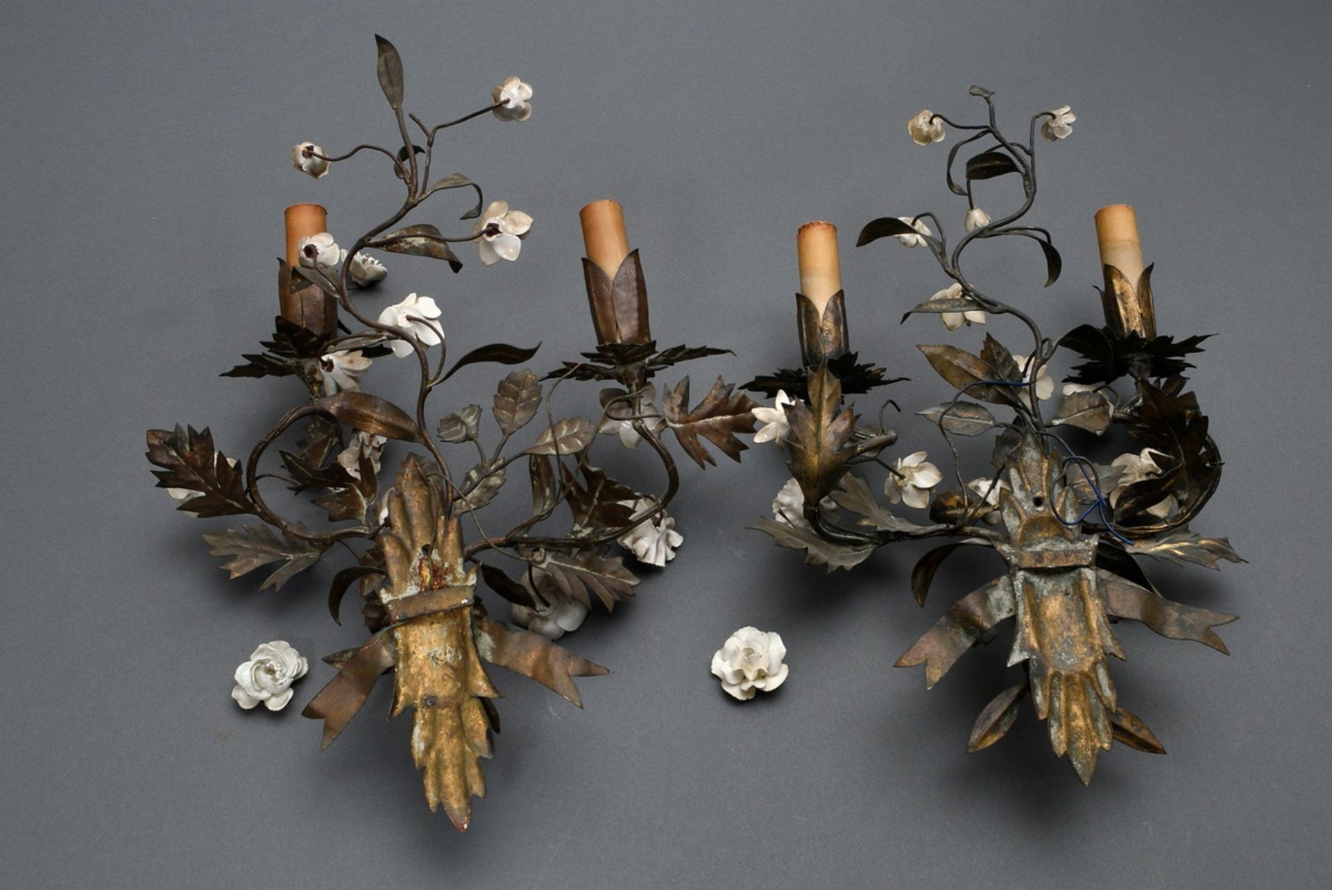 Pair of Italian wall arms in floral façon with porcelain blossoms, sheet brass with remnants of gil - Image 6 of 6