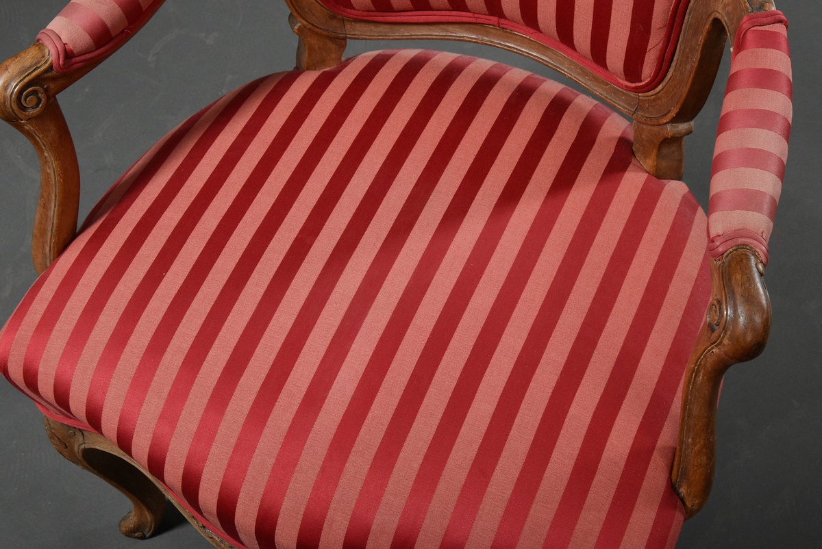 French armchair with curved legs and red striped silk cover, walnut/beech, h. 44/86cm, wood partly  - Image 3 of 7