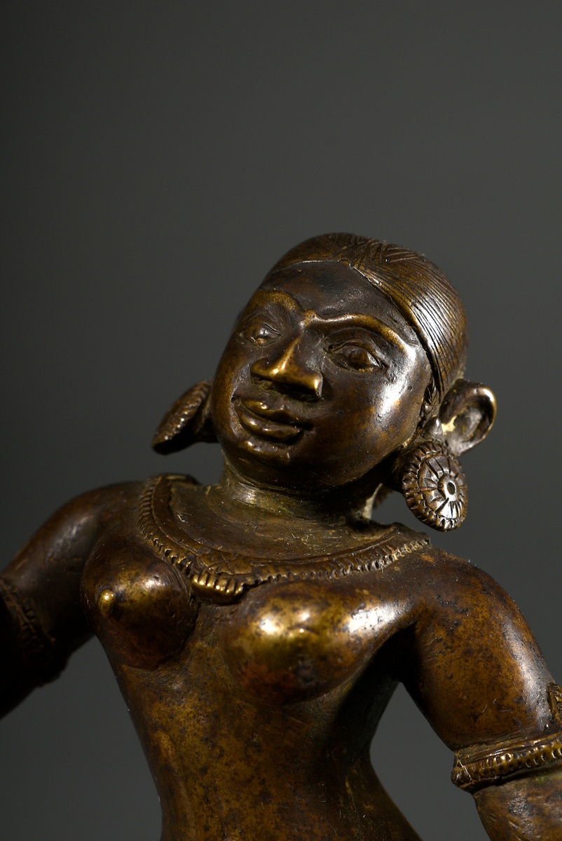 Bronze figure "Sri Devi with lotus blossom in her right hand" on a round lotus base, India 18th c., - Image 4 of 5