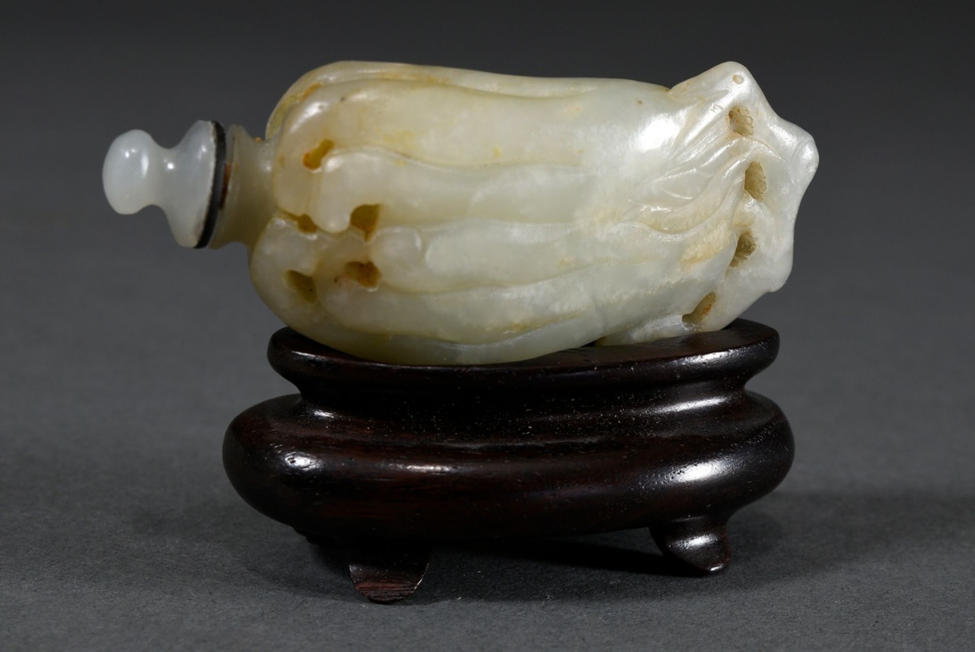 Light celadon jade snuffbottle "Buddhahand lemon", thin-walled hollowed, China Qing dynasty, on a l - Image 2 of 3