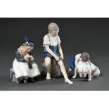 3 Diverse Porzellan Figuren "Amager Mädchen in Tracht", "Junge mit Bulldogge" und "Junge auf Stein"