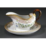 Royal Copenhagen "Flora Danica" Sauciere auf festem Unterstand mit Asthenkel, applizierten Blüten,