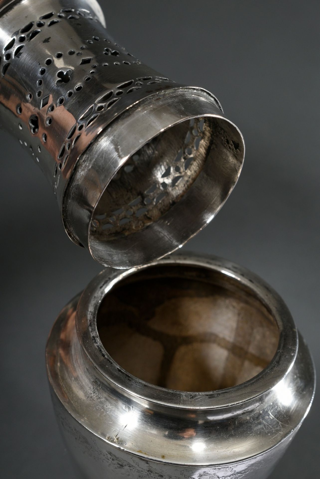 Classicist urn-shaped sugar sprinkler on a high, angular base with delicately engraved floral friez - Image 4 of 6