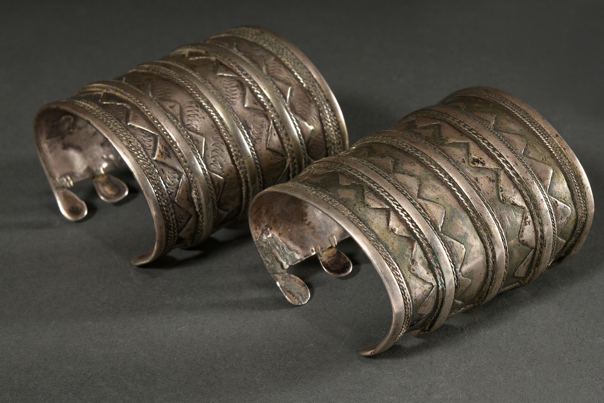 2 Various Turkmen bangles with zigzag pattern and twisted chain friezes, early 20th c., silver, 270 - Image 2 of 2