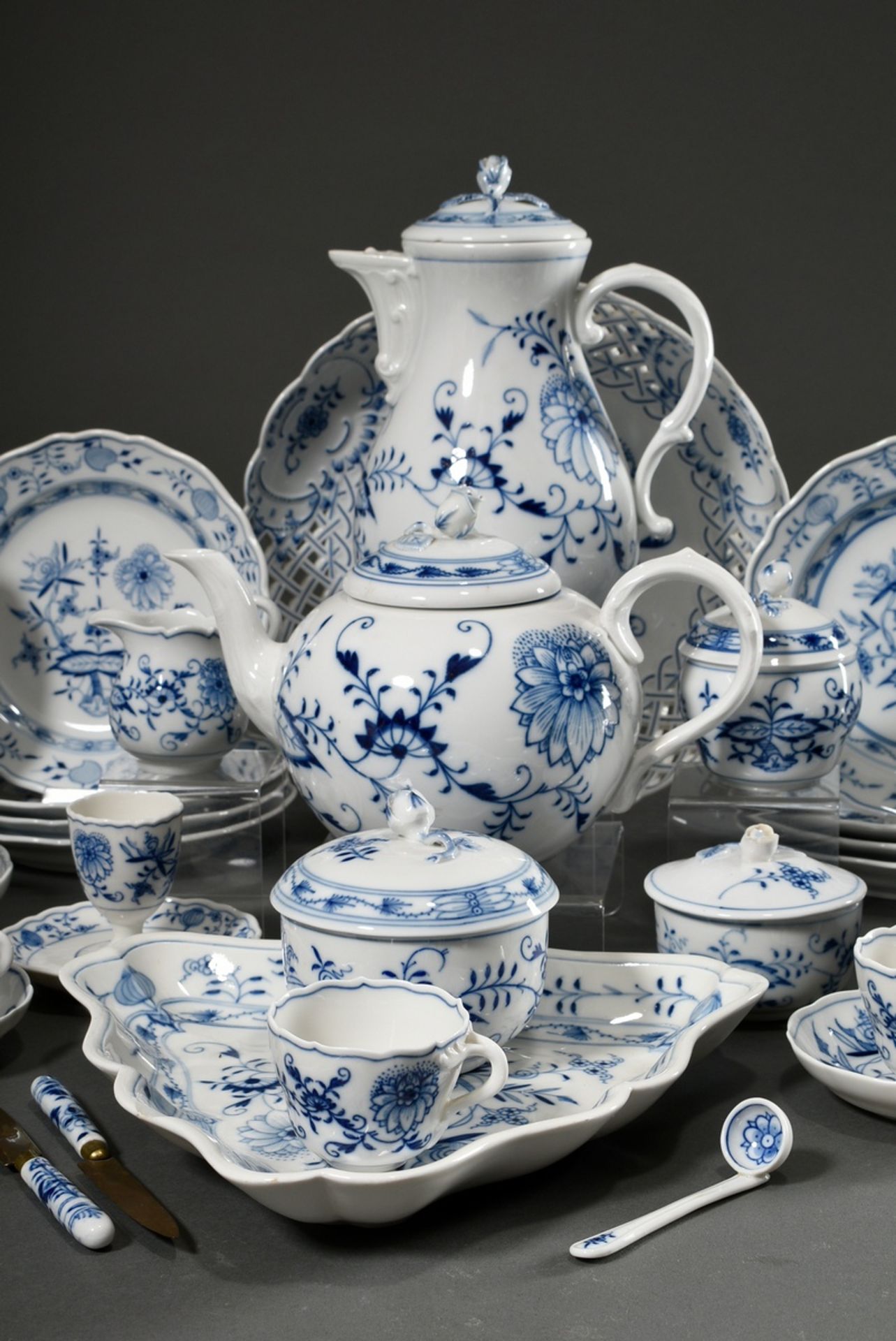 31 pieces Meissen breakfast service "Onion pattern", 20th c., consisting of: 8 plates (Ø 18cm), 5 c - Image 2 of 10