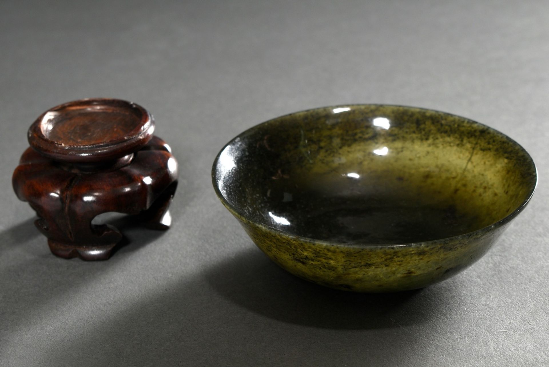 Small spinach jade bowl, China Qing dynasty, h. 3 Ø 9,5cm, on carved later wooden stand, 1 hairline - Image 2 of 4